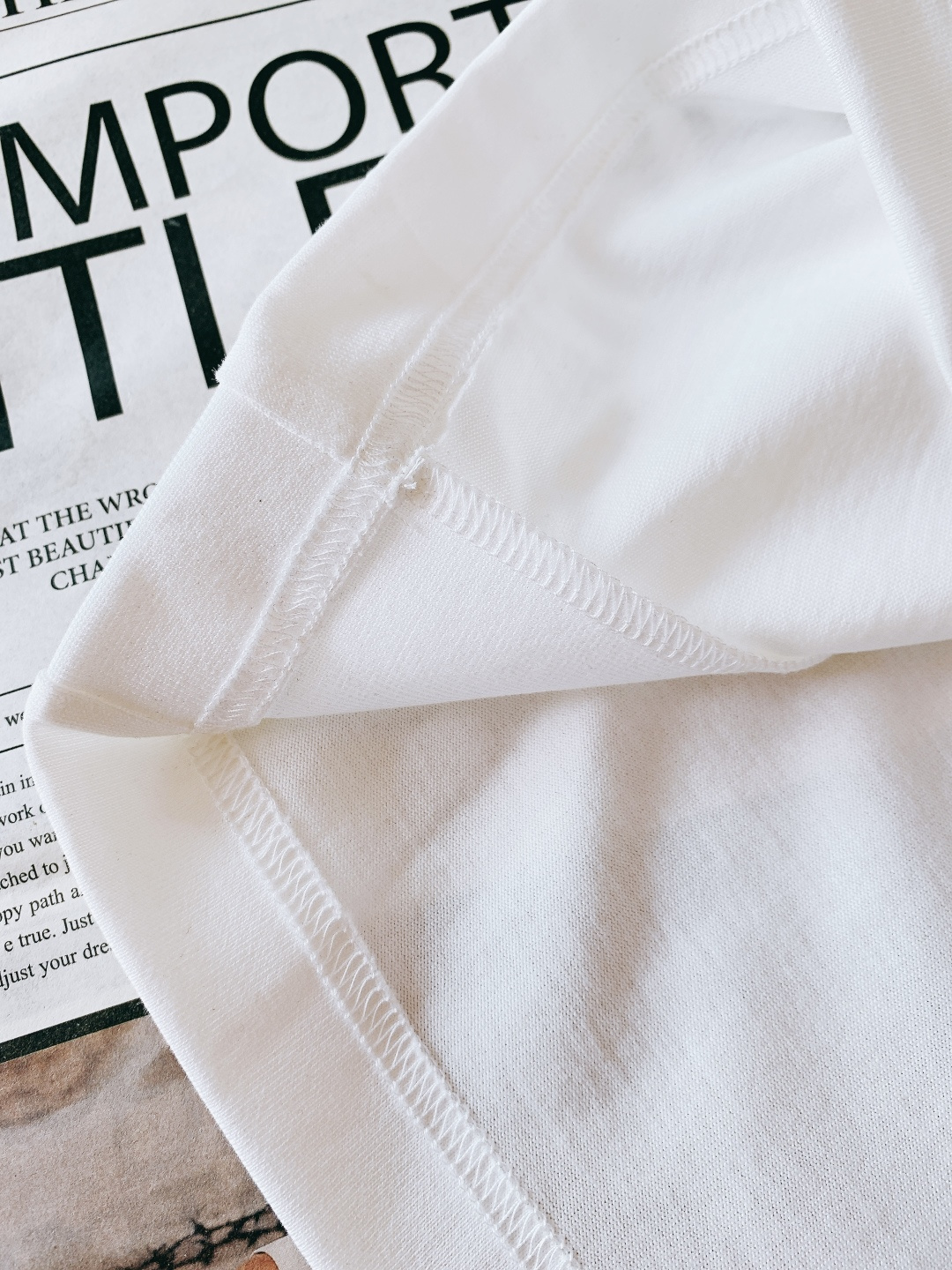 Moncler 蒙口 2026SS早春新品 经典徽章短袖。高支丝光棉混纺凉感面料，透气不闷汗还抗皱易打理