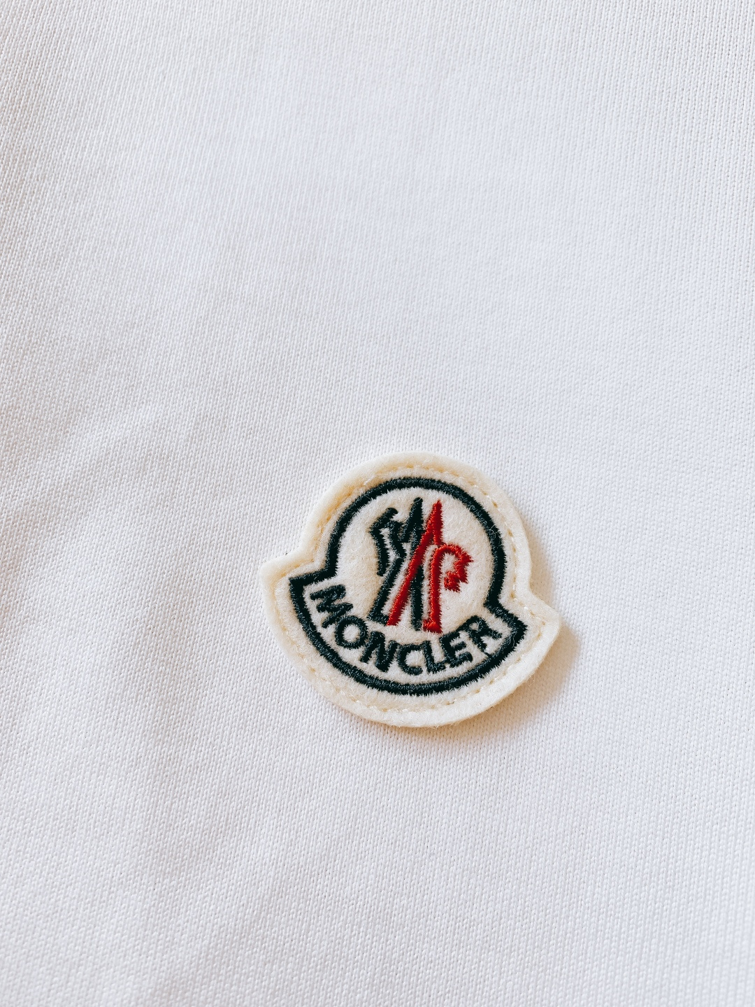 Moncler 蒙口 2026SS早春新品 经典徽章短袖。高支丝光棉混纺凉感面料，透气不闷汗还抗皱易打理