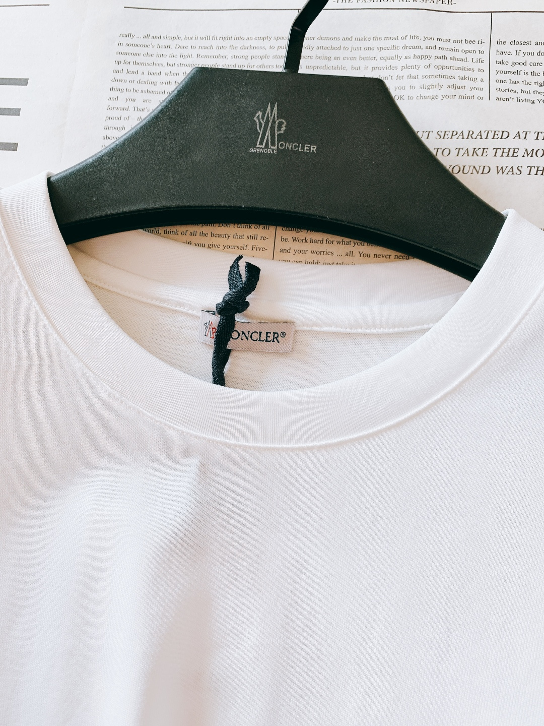 Moncler 蒙口 2026SS早春新品 经典徽章短袖。高支丝光棉混纺凉感面料，透气不闷汗还抗皱易打理