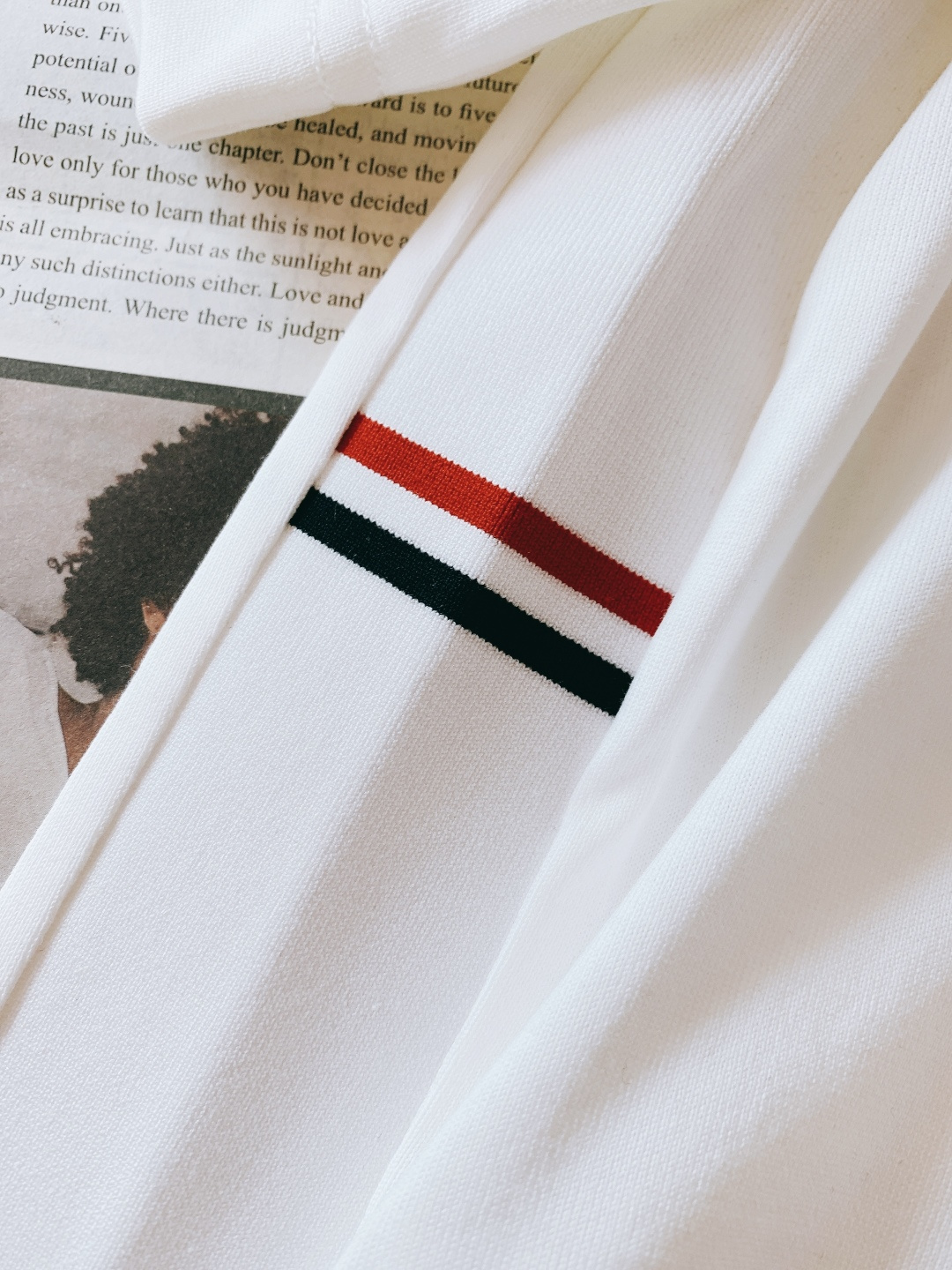 Moncler 蒙口 2026SS早春新品 经典徽章短袖。高支丝光棉混纺凉感面料，透气不闷汗还抗皱易打理