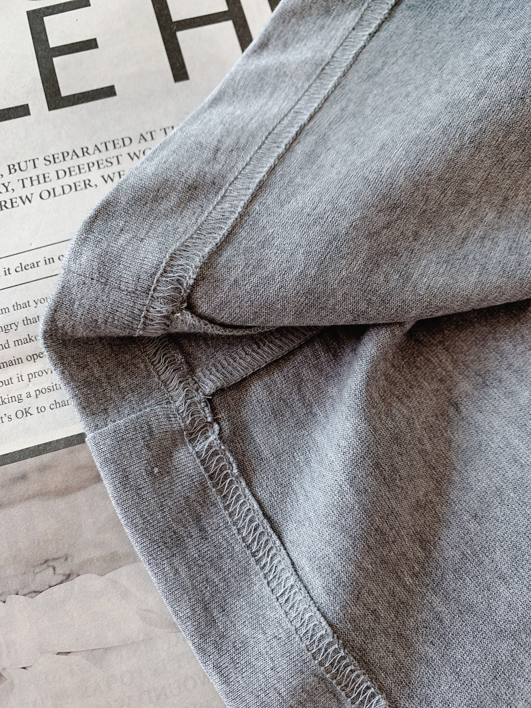 Moncler 蒙口 2026SS早春新品 经典徽章短袖。高支丝光棉混纺凉感面料，透气不闷汗还抗皱易打理