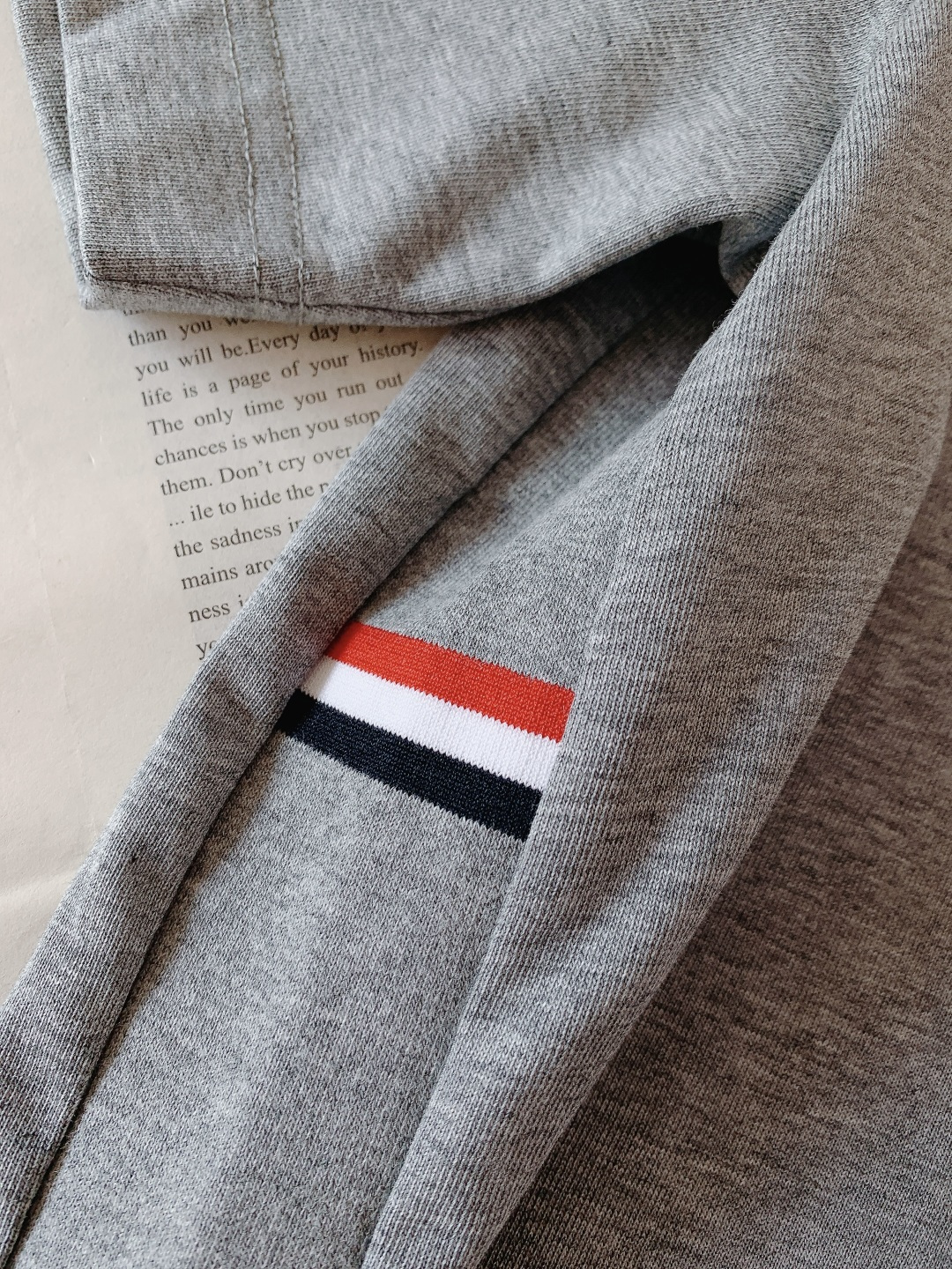 Moncler 蒙口 2026SS早春新品 经典徽章短袖。高支丝光棉混纺凉感面料，透气不闷汗还抗皱易打理