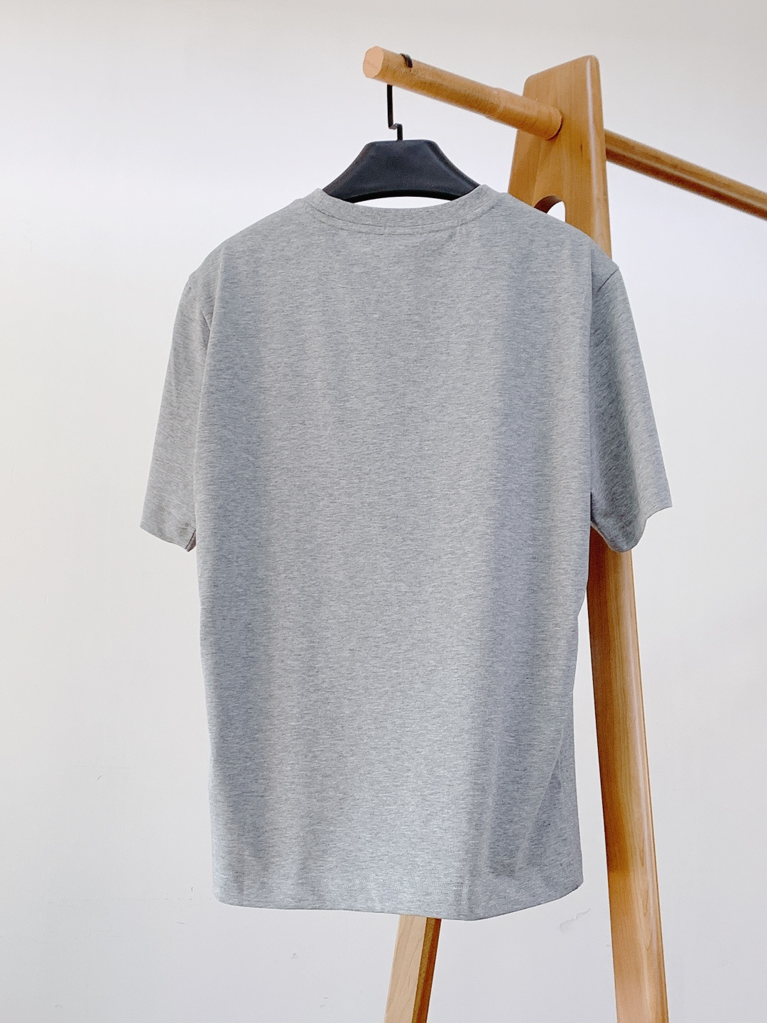 Moncler 蒙口 2026SS早春新品 经典徽章短袖。高支丝光棉混纺凉感面料，透气不闷汗还抗皱易打理