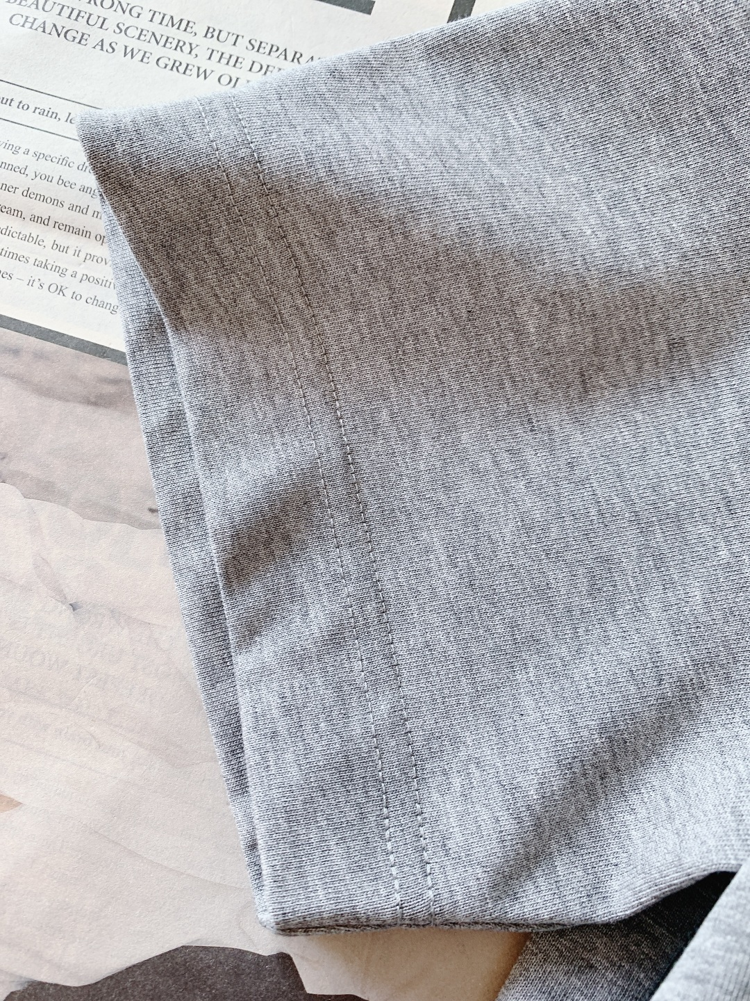 Moncler 蒙口 2026SS早春新品 经典徽章短袖。高支丝光棉混纺凉感面料，透气不闷汗还抗皱易打理