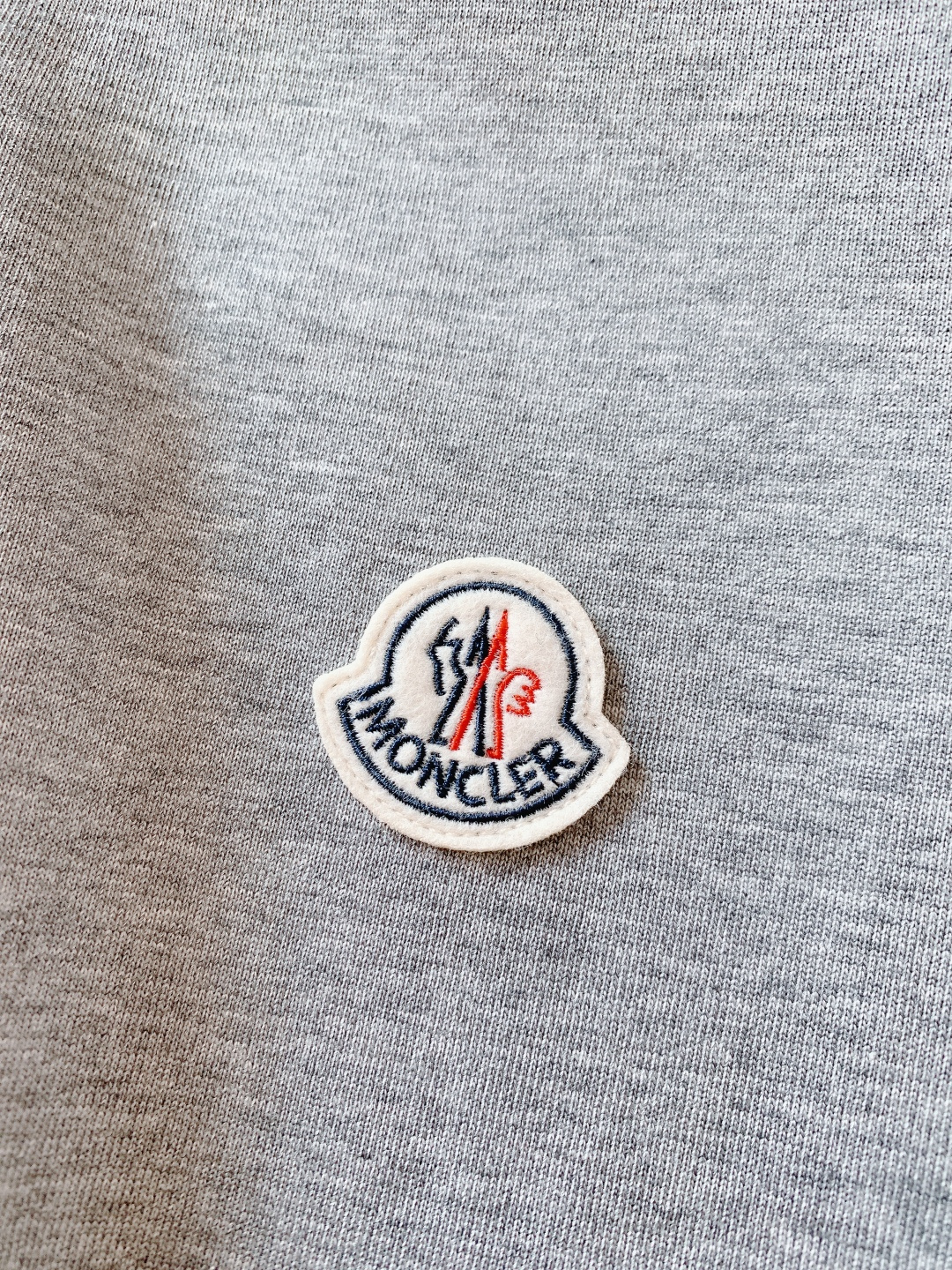 Moncler 蒙口 2026SS早春新品 经典徽章短袖。高支丝光棉混纺凉感面料，透气不闷汗还抗皱易打理