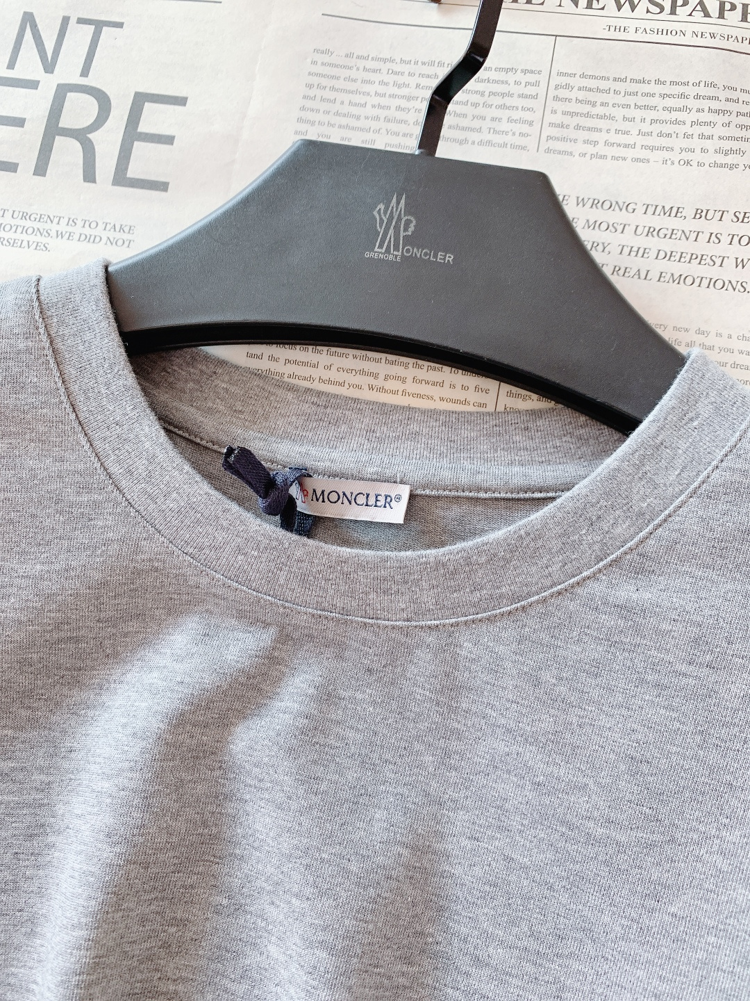 Moncler 蒙口 2026SS早春新品 经典徽章短袖。高支丝光棉混纺凉感面料，透气不闷汗还抗皱易打理