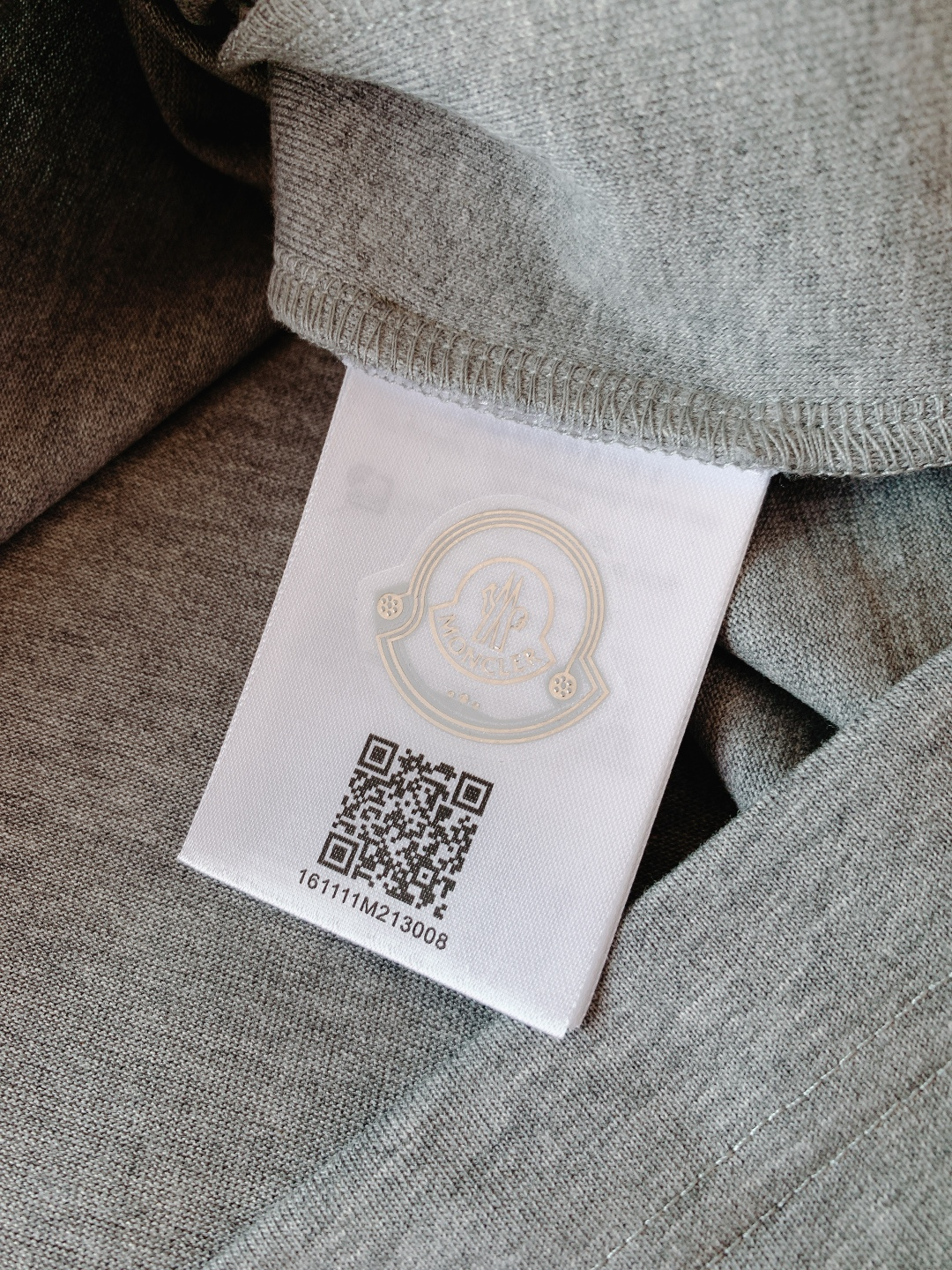 Moncler 蒙口 2026SS早春新品 经典徽章短袖。高支丝光棉混纺凉感面料，透气不闷汗还抗皱易打理