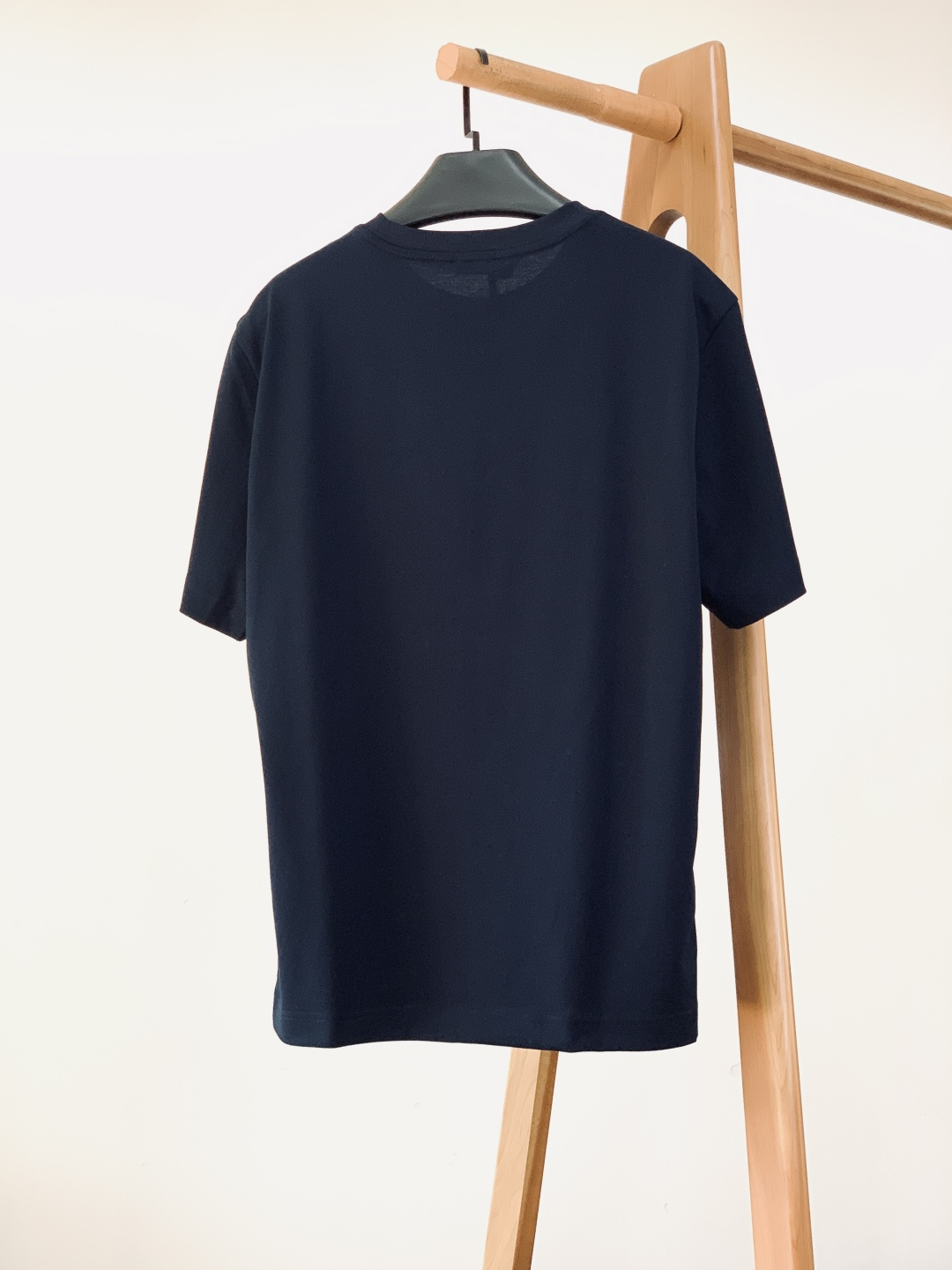 Moncler 蒙口 2026SS早春新品 经典徽章短袖。高支丝光棉混纺凉感面料，透气不闷汗还抗皱易打理