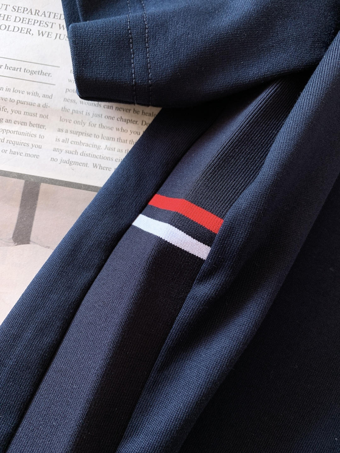 Moncler 蒙口 2026SS早春新品 经典徽章短袖。高支丝光棉混纺凉感面料，透气不闷汗还抗皱易打理