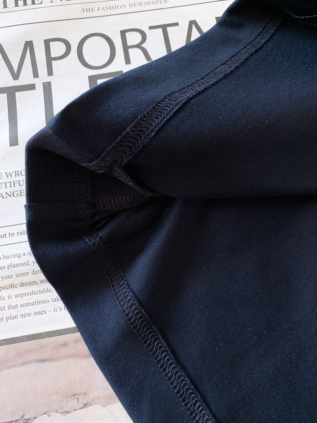 Moncler 蒙口 2026SS早春新品 经典徽章短袖。高支丝光棉混纺凉感面料，透气不闷汗还抗皱易打理