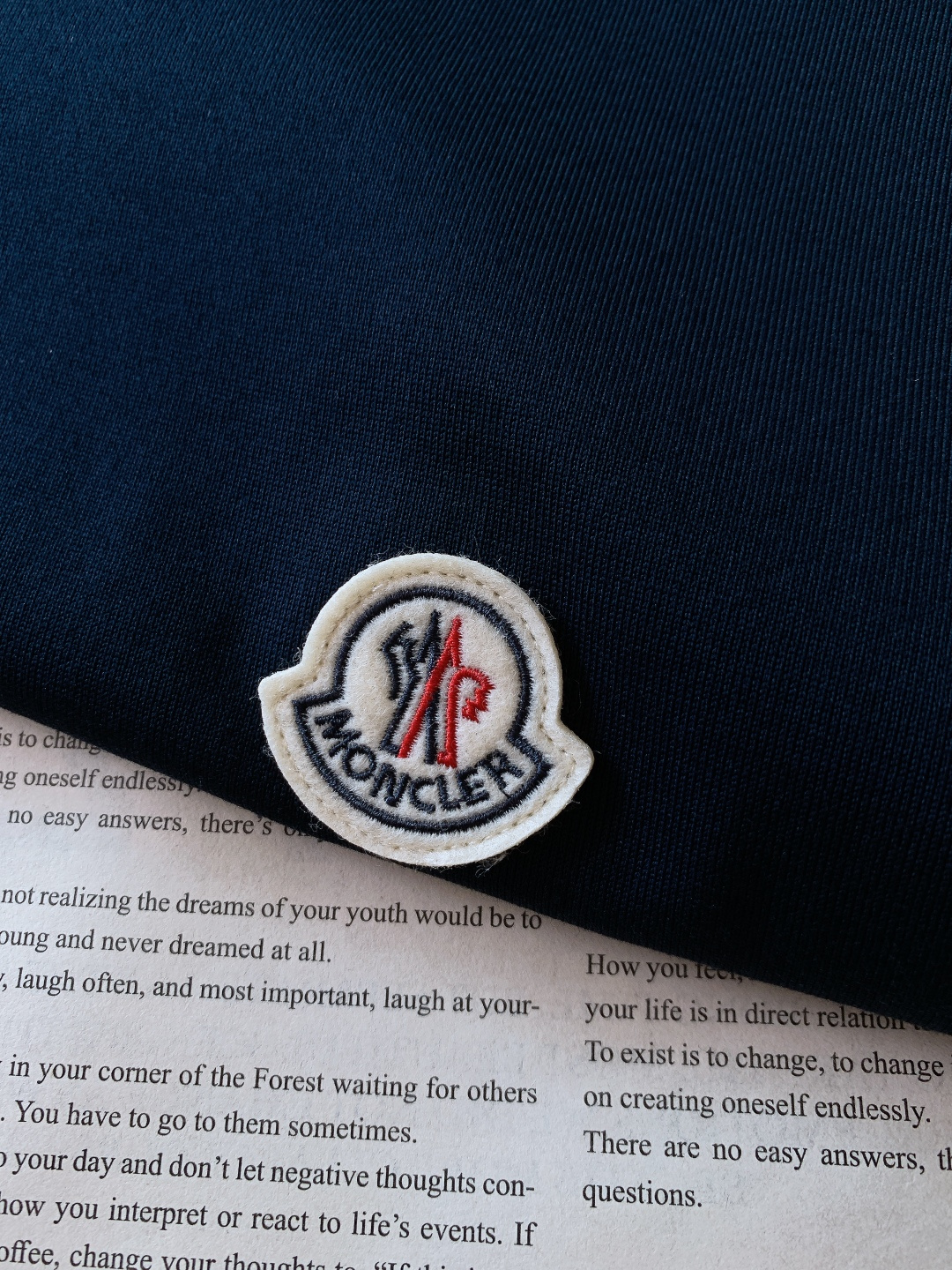 Moncler 蒙口 2026SS早春新品 经典徽章短袖。高支丝光棉混纺凉感面料，透气不闷汗还抗皱易打理