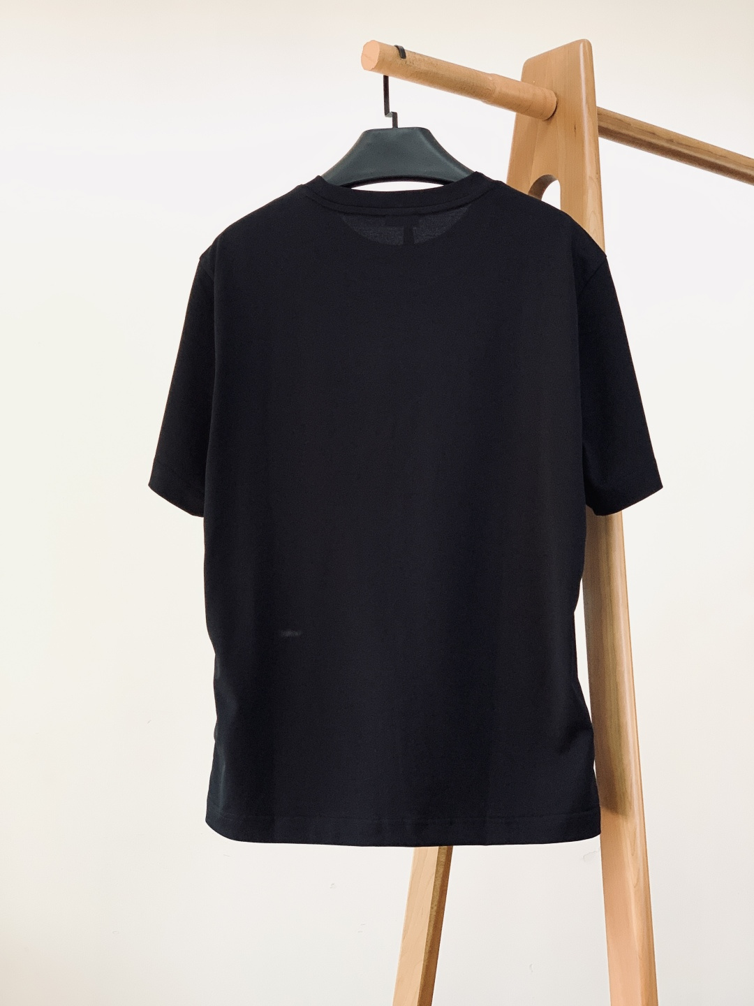 Moncler 蒙口 2026SS早春新品 经典徽章短袖。高支丝光棉混纺凉感面料，透气不闷汗还抗皱易打理