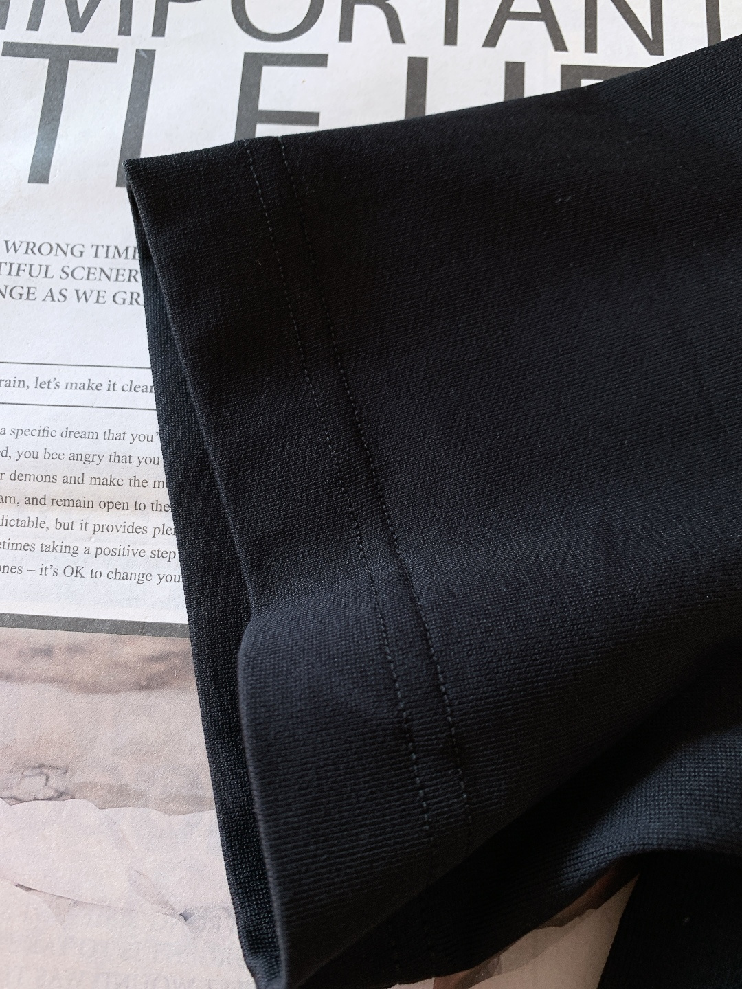 Moncler 蒙口 2026SS早春新品 经典徽章短袖。高支丝光棉混纺凉感面料，透气不闷汗还抗皱易打理