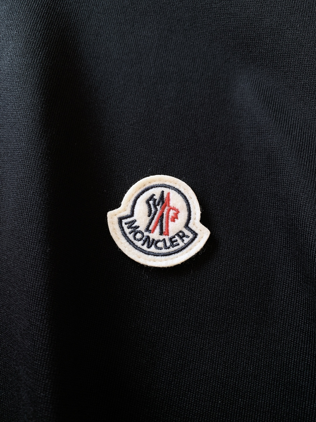 Moncler 蒙口 2026SS早春新品 经典徽章短袖。高支丝光棉混纺凉感面料，透气不闷汗还抗皱易打理