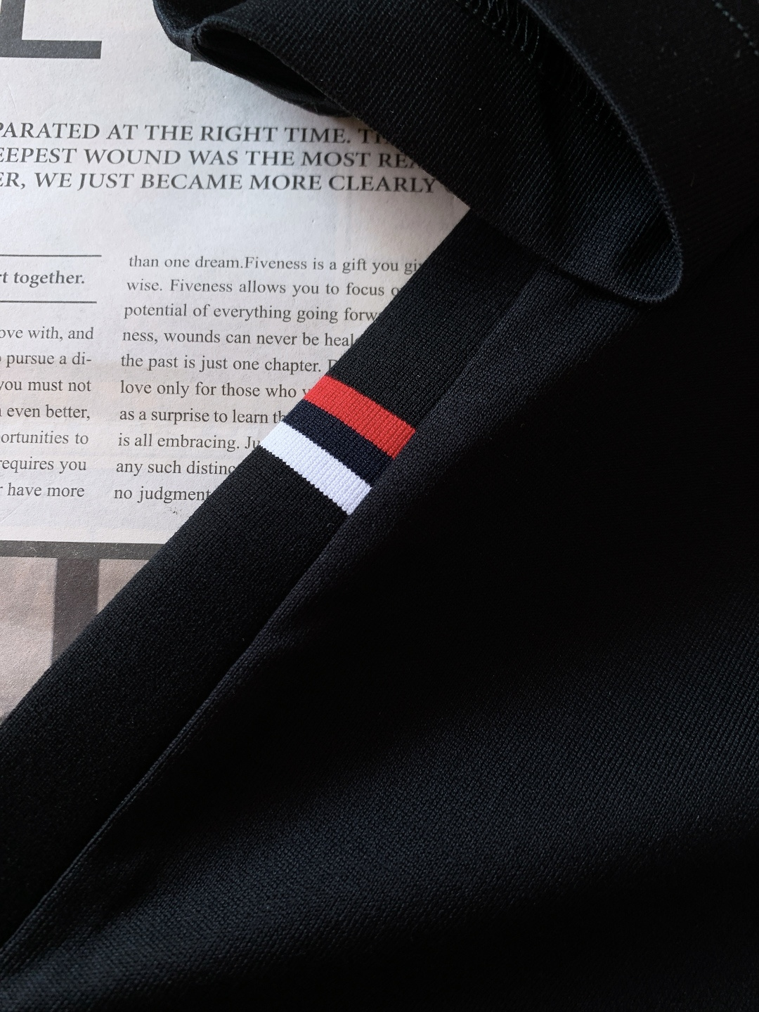 Moncler 蒙口 2026SS早春新品 经典徽章短袖。高支丝光棉混纺凉感面料，透气不闷汗还抗皱易打理