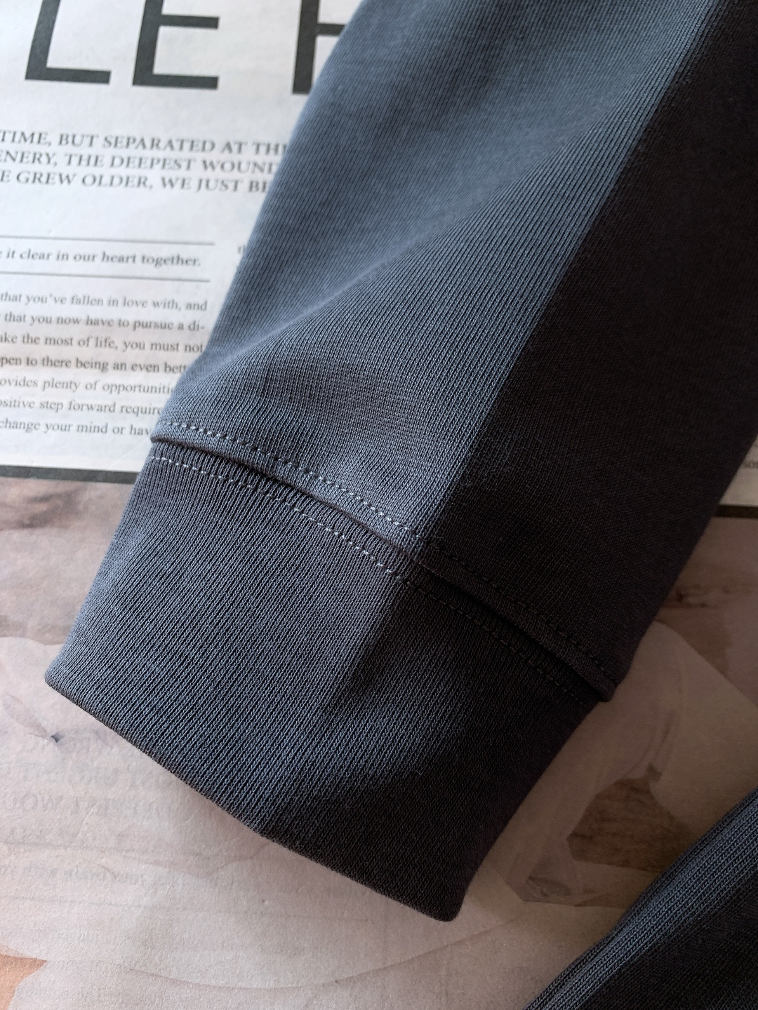 𝐁𝐚𝐥𝐞𝐧𝐜𝐢𝐚𝐠𝐚 巴黎世家 2026SS早春新品 涂鸦字母长袖太吸睛！高支精梳棉混纺面料软糯有弹力，