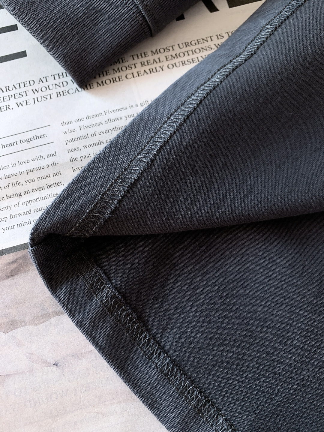 𝐁𝐚𝐥𝐞𝐧𝐜𝐢𝐚𝐠𝐚 巴黎世家 2026SS早春新品 涂鸦字母长袖太吸睛！高支精梳棉混纺面料软糯有弹力，