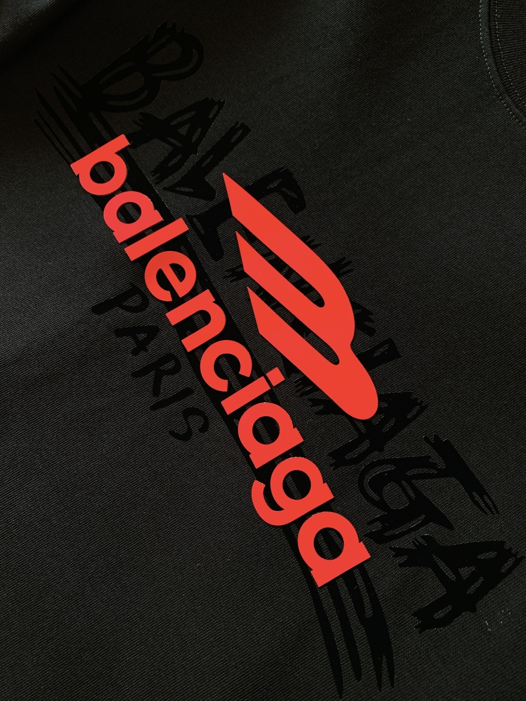 𝐁𝐚𝐥𝐞𝐧𝐜𝐢𝐚𝐠𝐚 巴黎世家 2026SS早春新品 涂鸦字母长袖太吸睛！高支精梳棉混纺面料软糯有弹力，