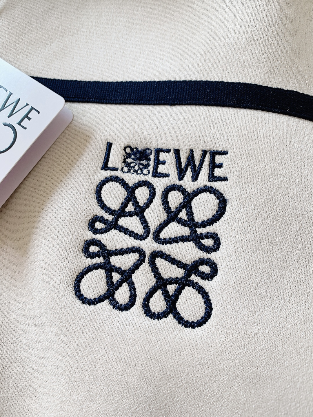 Loewe 罗意威 2026SS早春新品 撞色刺绣夹克。双面穿设计堪称冬日穿搭刚需，羊毛混纺面简约轻奢尽