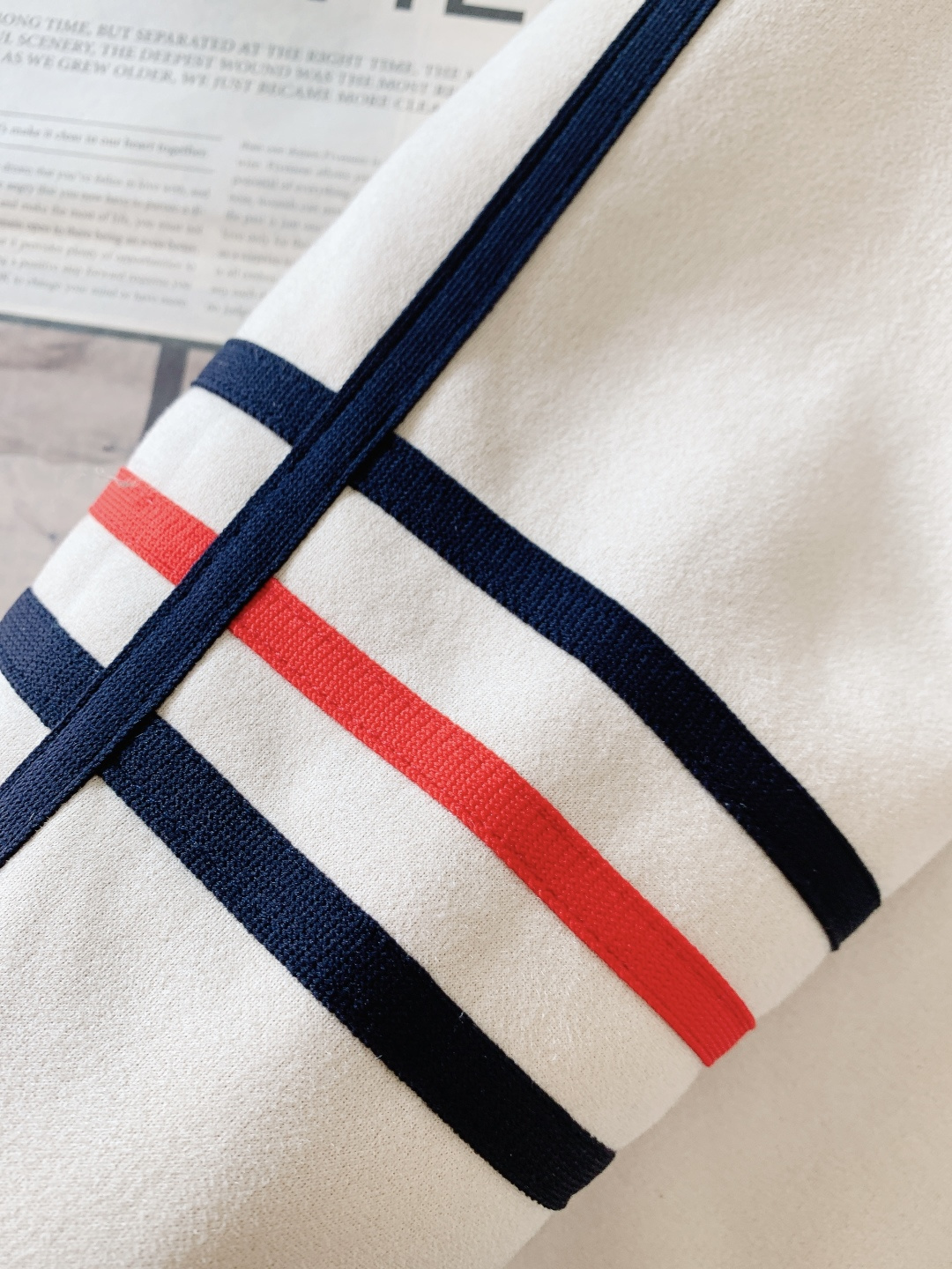 Loewe 罗意威 2026SS早春新品 撞色刺绣夹克。双面穿设计堪称冬日穿搭刚需，羊毛混纺面简约轻奢尽