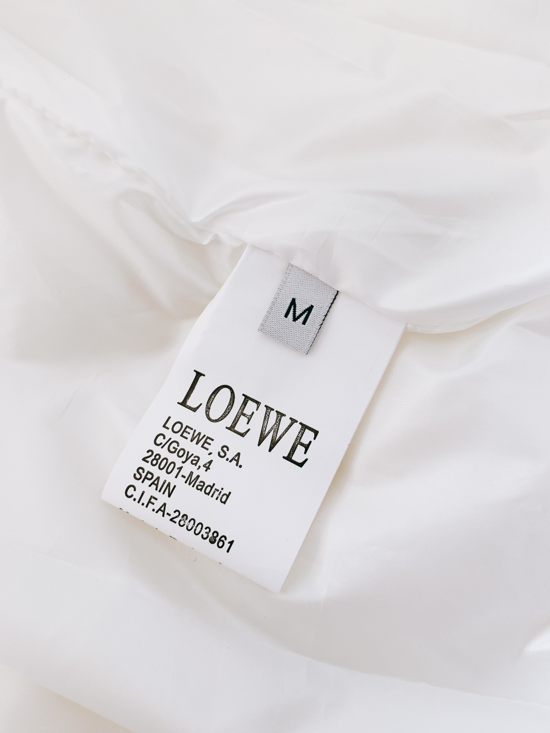 Loewe 罗意威 2025FW秋冬新品 刺绣连帽羽绒服，90白鸭绒填充蓬松度680+，保暖不压身还不跑