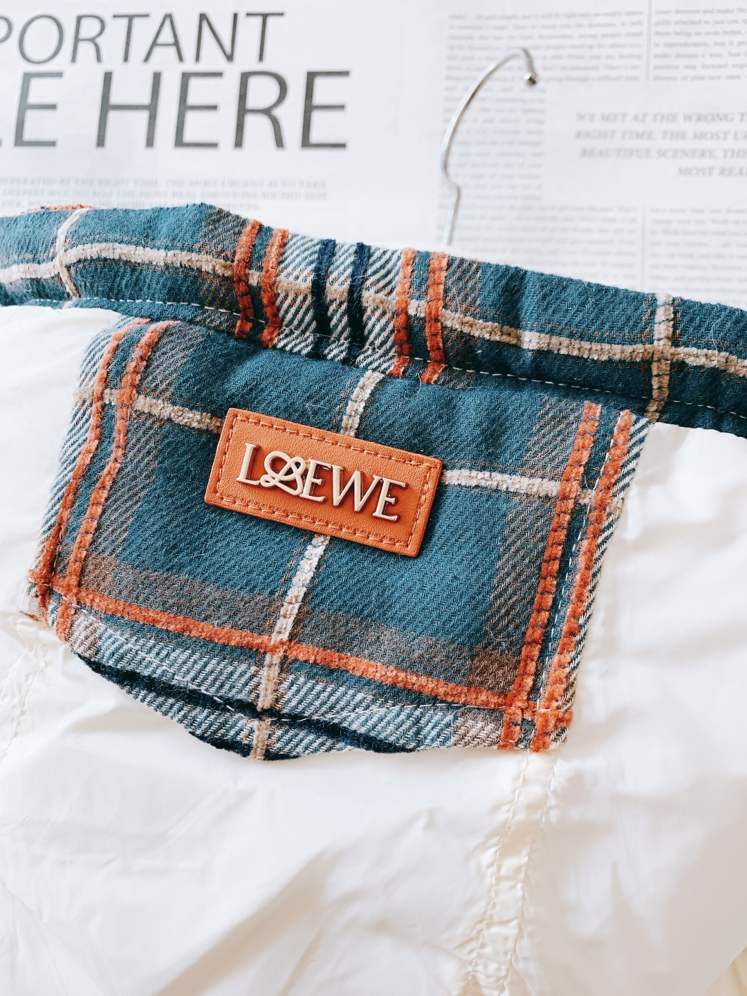 Loewe 罗意威 2025FW秋冬新品 刺绣连帽羽绒服，90白鸭绒填充蓬松度680+，保暖不压身还不跑