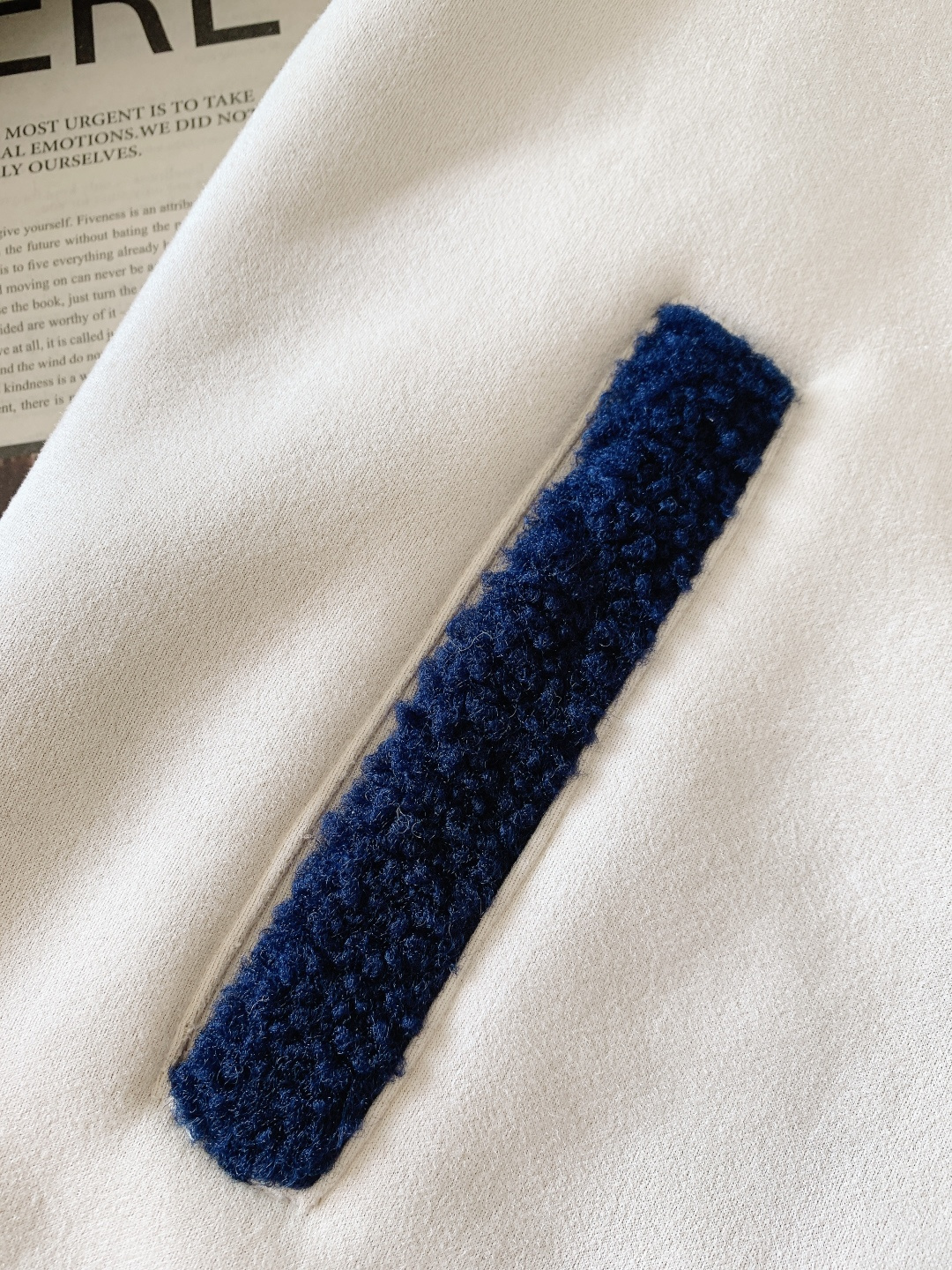 Loewe 罗意威 2026SS早春新品 撞色刺绣夹克。双面穿设计堪称冬日穿搭刚需，羊毛混纺面简约轻奢尽