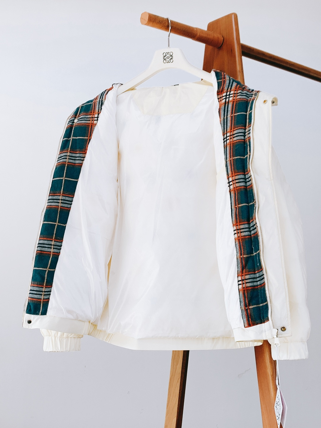 Loewe 罗意威 2025FW秋冬新品 刺绣连帽羽绒服，90白鸭绒填充蓬松度680+，保暖不压身还不跑