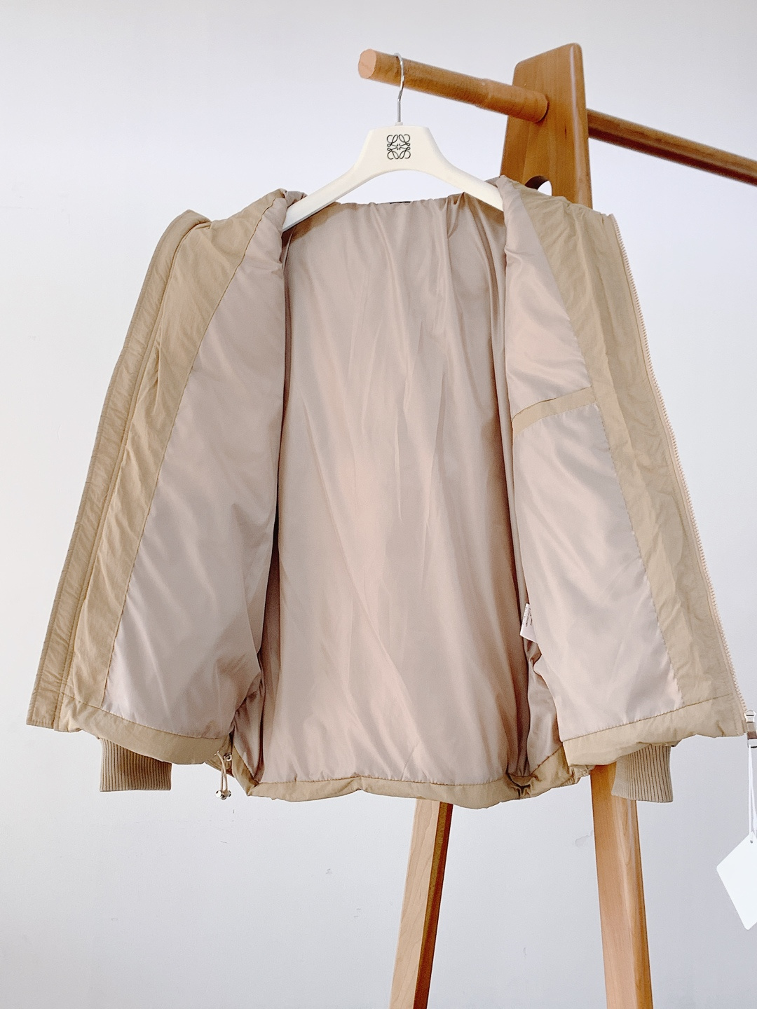 Loewe 罗意威 2025FW秋冬新品 logo印花连帽羽绒服太绝了！90白鸭绒填充蓬松度700+，保