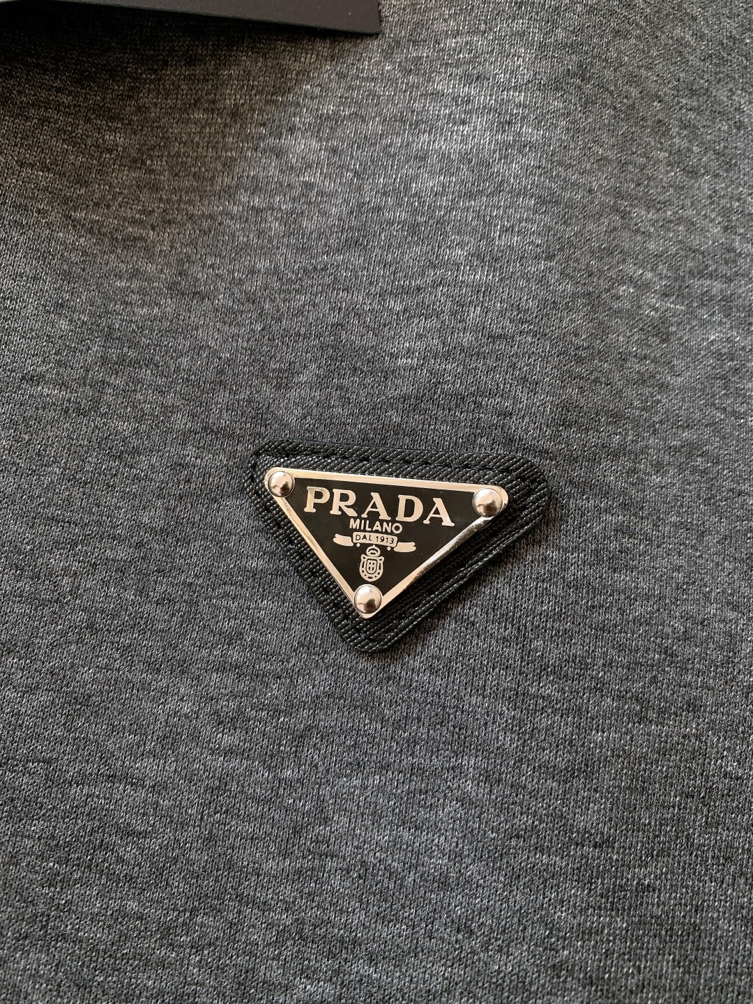 Prada 普拉达 2026SS早春新品 高奢男装 极简卫衣 定制高支棉混纺面料自带柔雾质感，摸起来软糯