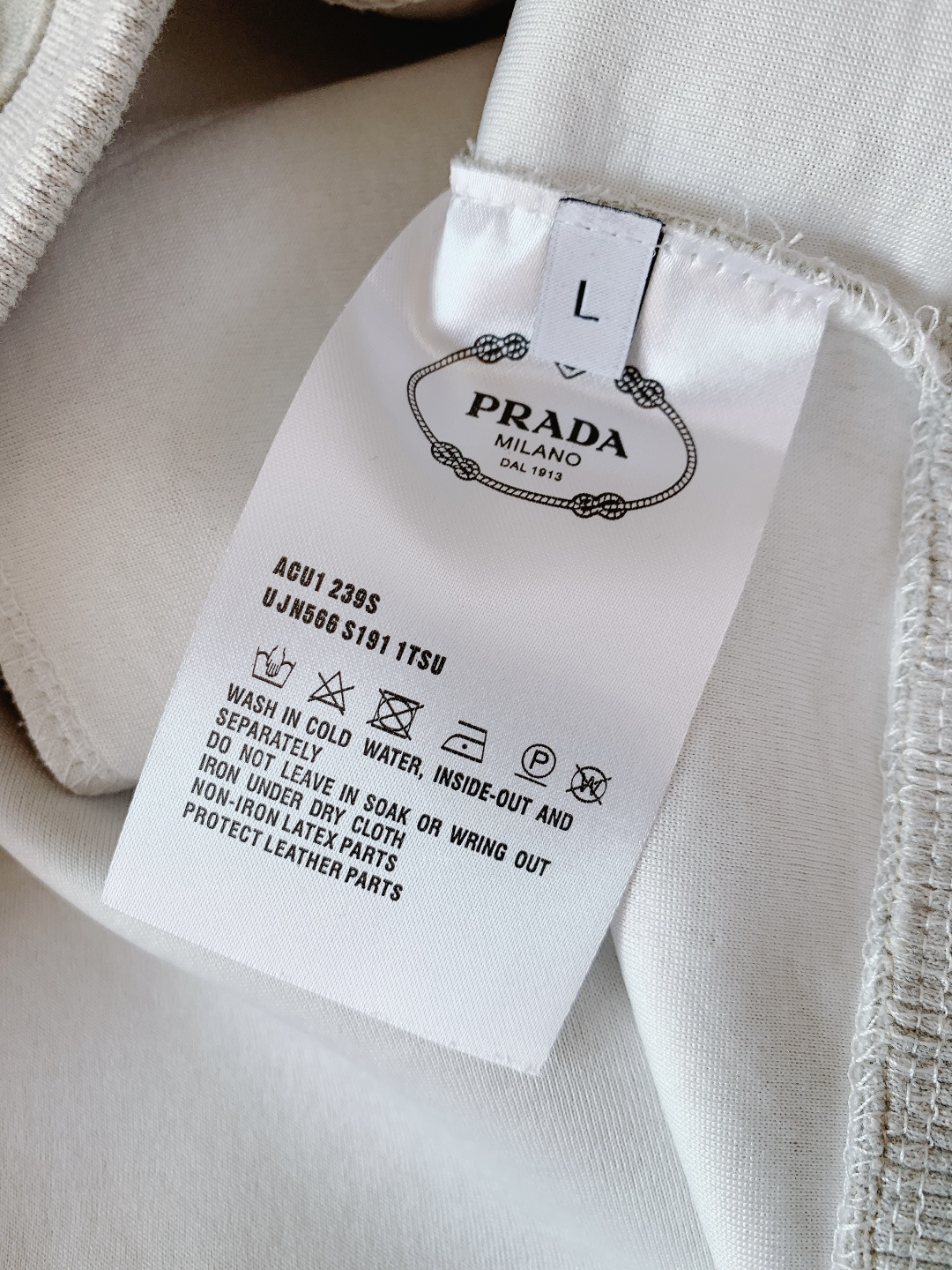 Prada 普拉达 2026SS早春新品 高奢男装 极简卫衣 定制高支棉混纺面料自带柔雾质感，摸起来软糯