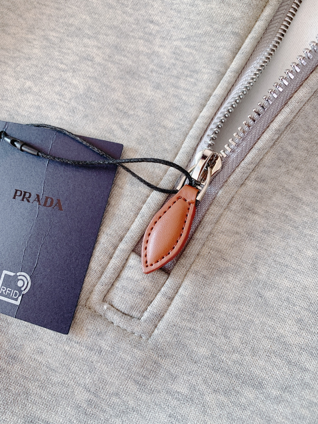 Prada 普拉达 2026SS早春新品 高奢男装 极简卫衣 定制高支棉混纺面料自带柔雾质感，摸起来软糯