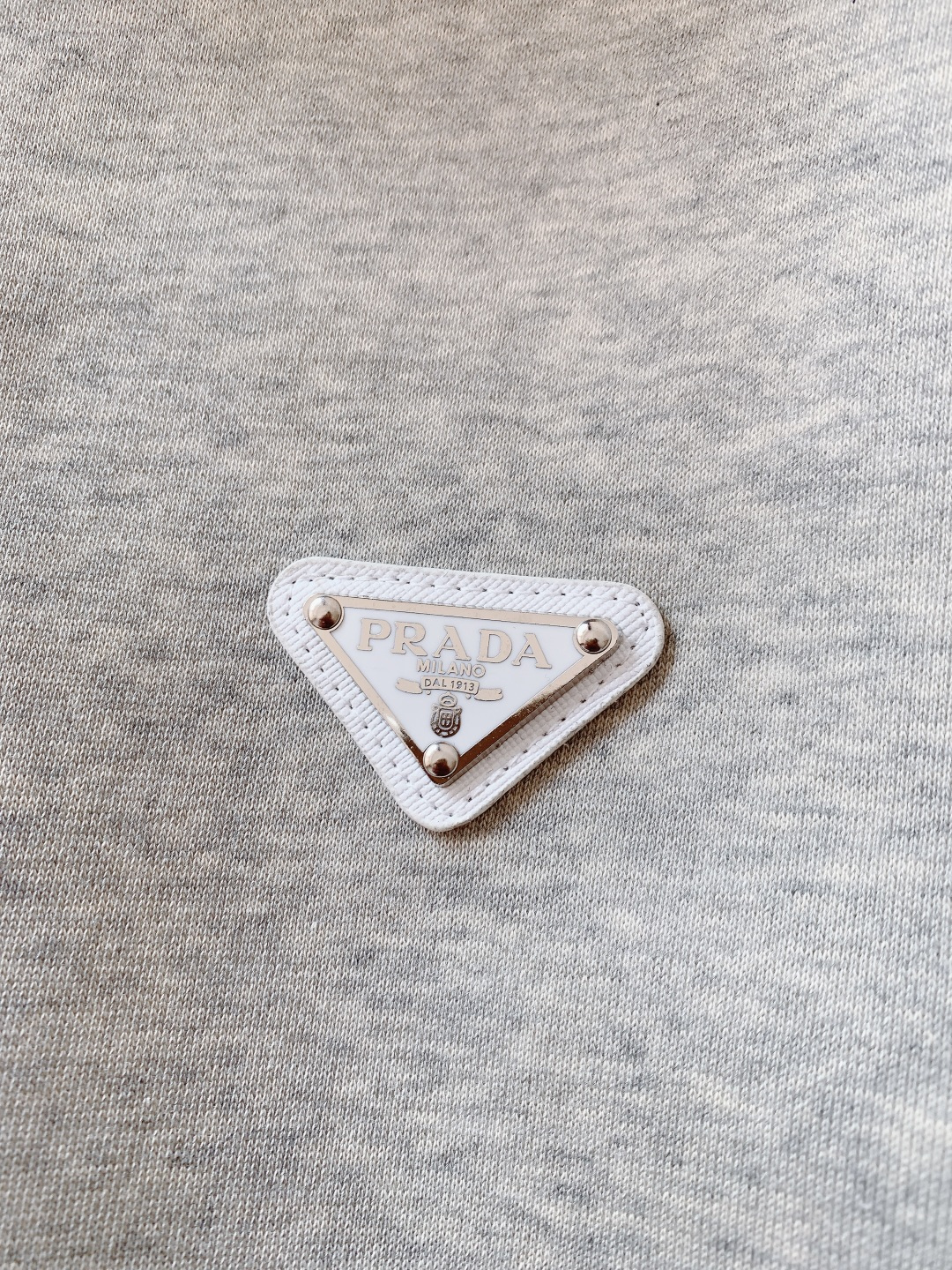 Prada 普拉达 2026SS早春新品 高奢男装 极简卫衣 定制高支棉混纺面料自带柔雾质感，摸起来软糯