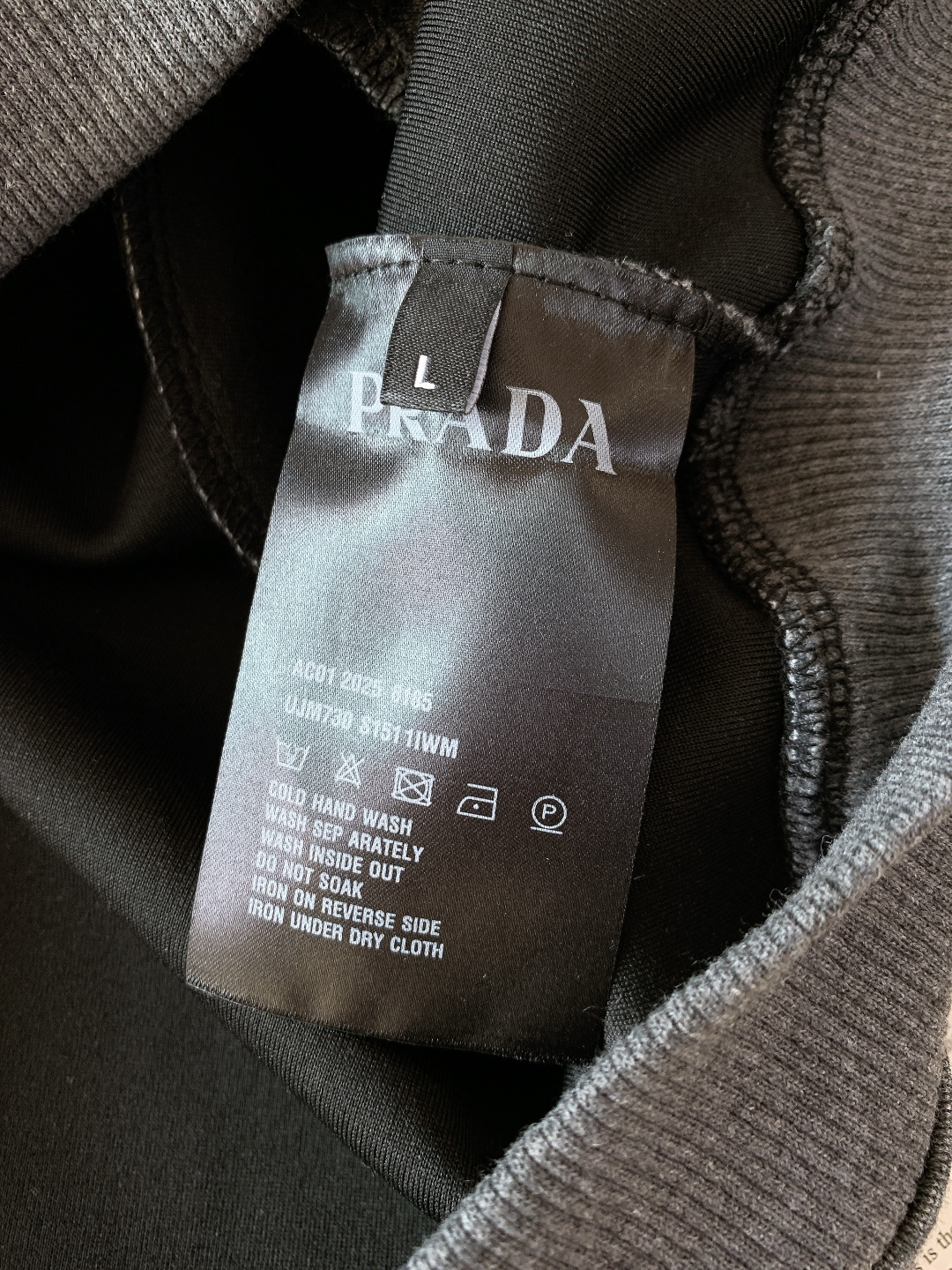 Prada 普拉达 2026SS早春新品 高奢男装 极简卫衣 定制高支棉混纺面料自带柔雾质感，摸起来软糯