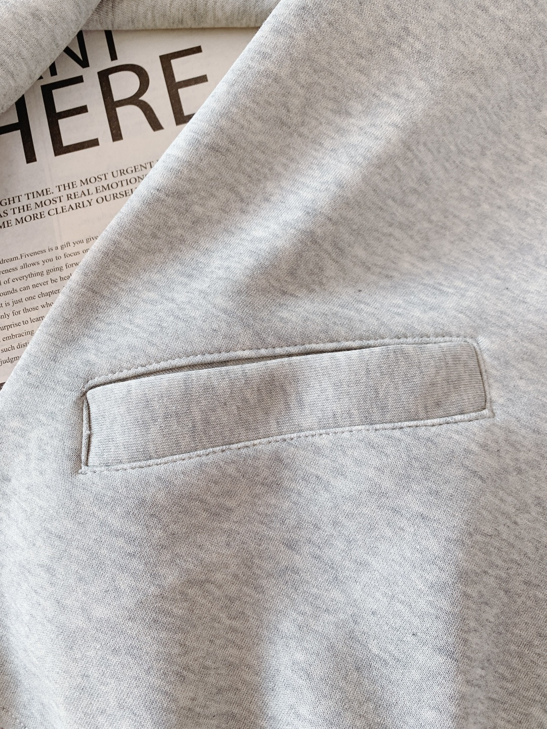 Prada 普拉达 2026SS早春新品 高奢男装 极简卫衣 定制高支棉混纺面料自带柔雾质感，摸起来软糯