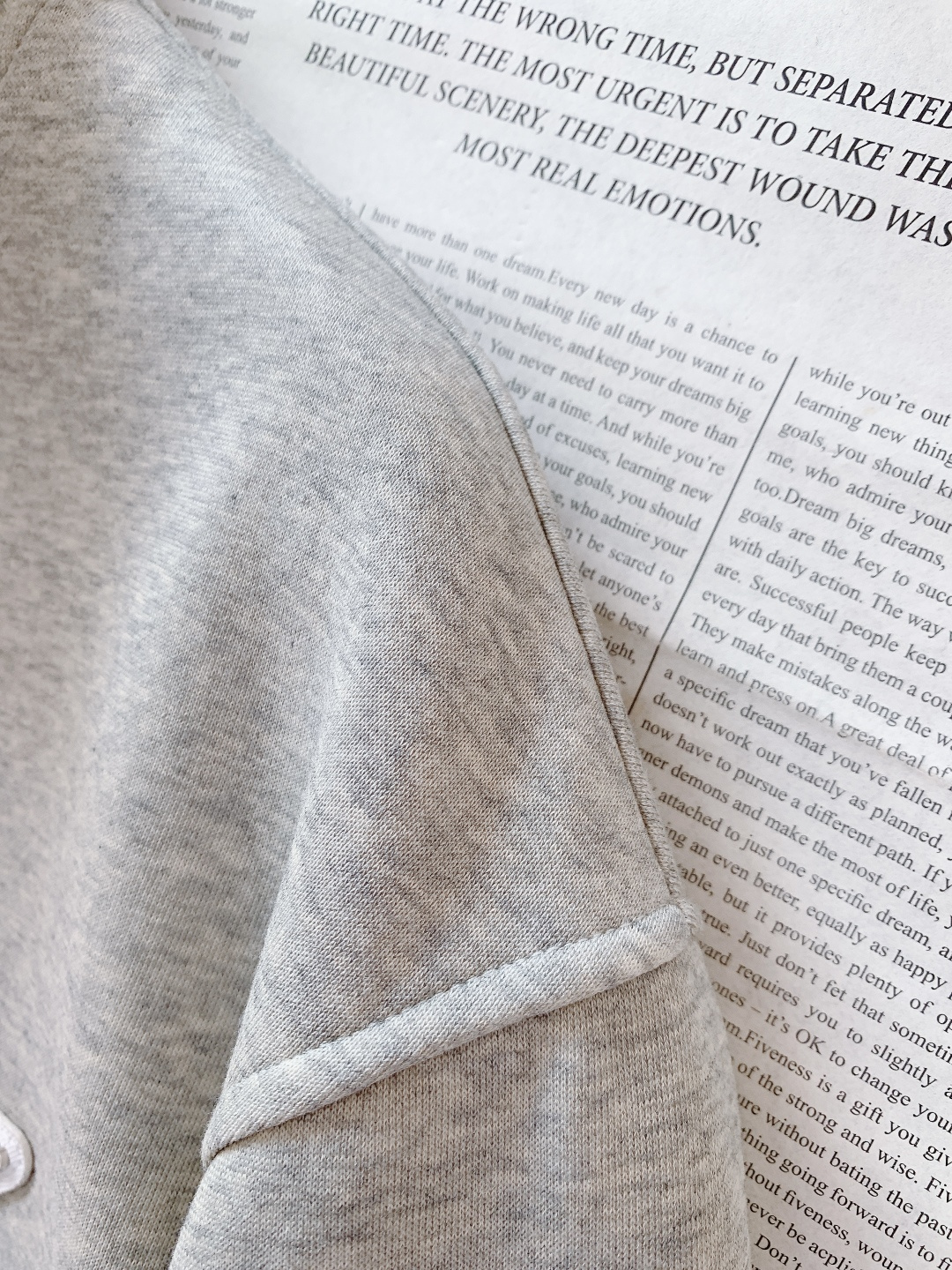 Prada 普拉达 2026SS早春新品 高奢男装 极简卫衣 定制高支棉混纺面料自带柔雾质感，摸起来软糯