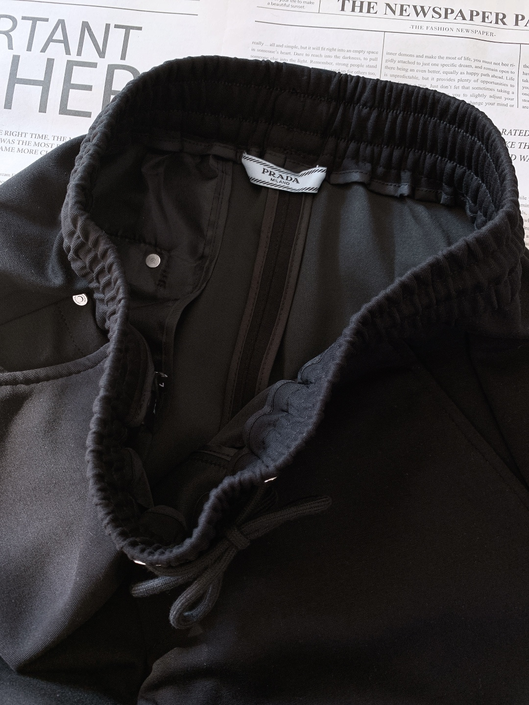 Prada 普拉达 2026SS早春新品 三角徽标抽绳休闲裤时尚系列，独特设计，抽绳休闲长裤 订纱开始订