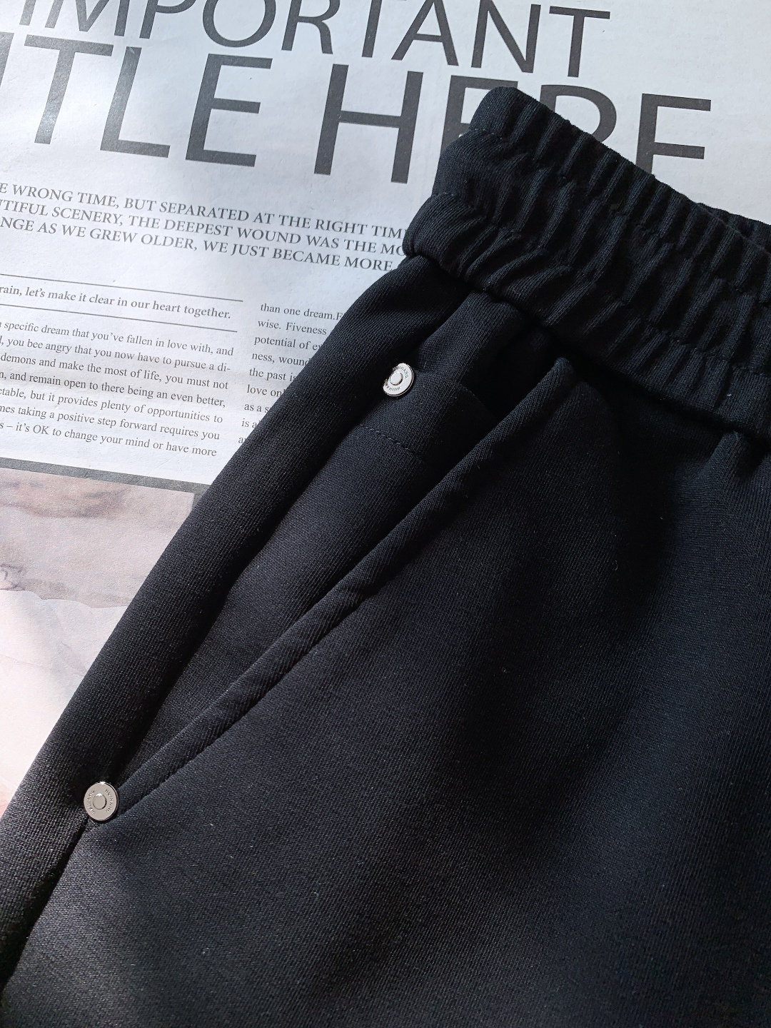 Prada 普拉达 2026SS早春新品 三角徽标抽绳休闲裤时尚系列，独特设计，抽绳休闲长裤 订纱开始订