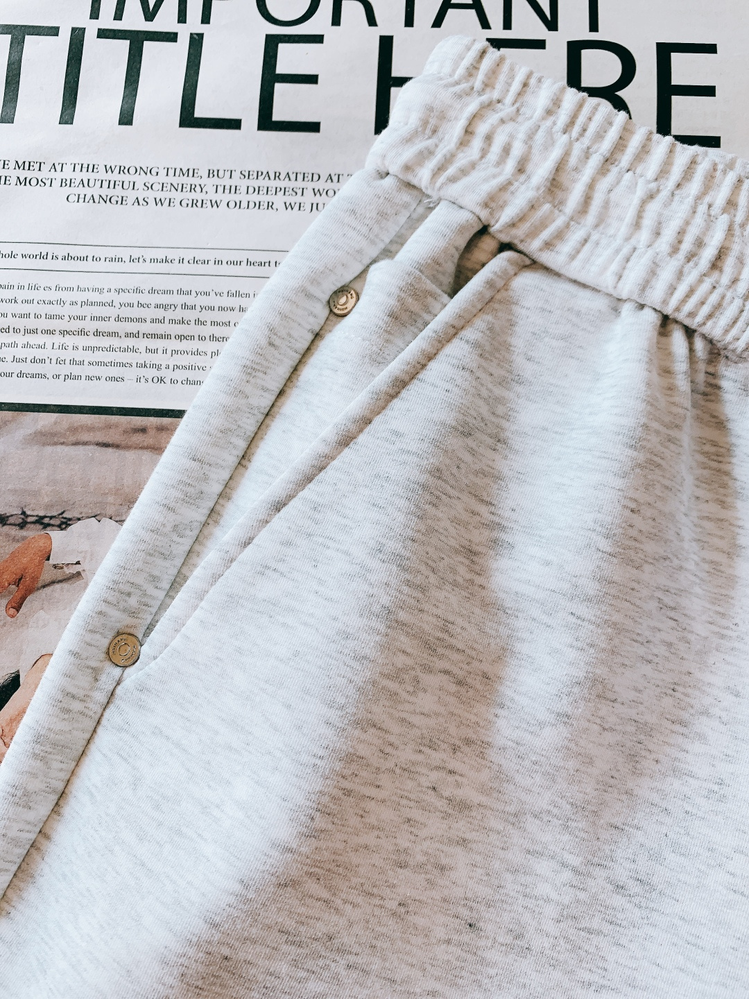 Prada 普拉达 2026SS早春新品 三角徽标抽绳休闲裤时尚系列，独特设计，抽绳休闲长裤 订纱开始订