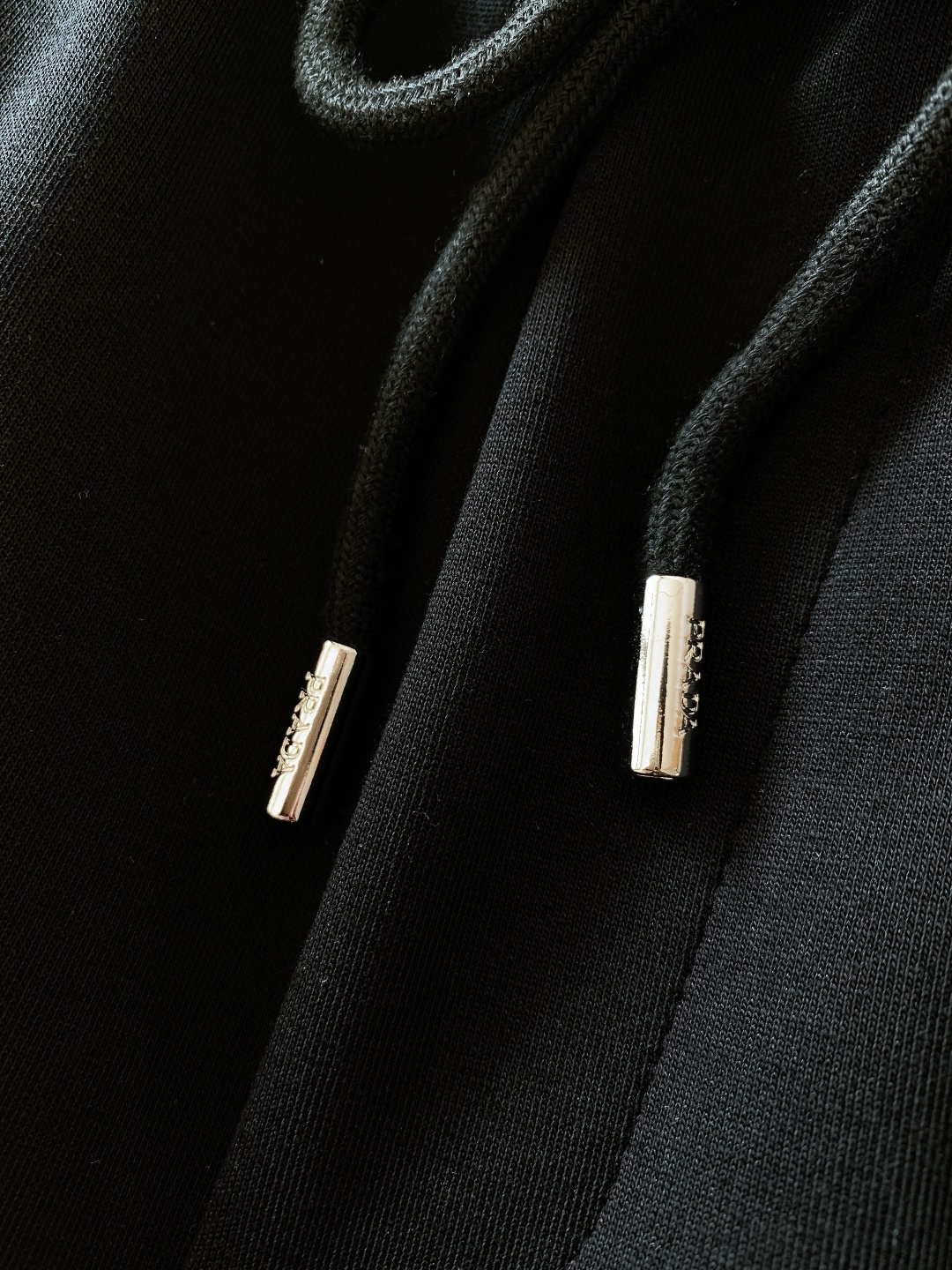 Prada 普拉达 2026SS早春新品 三角徽标抽绳休闲裤时尚系列，独特设计，抽绳休闲长裤 订纱开始订