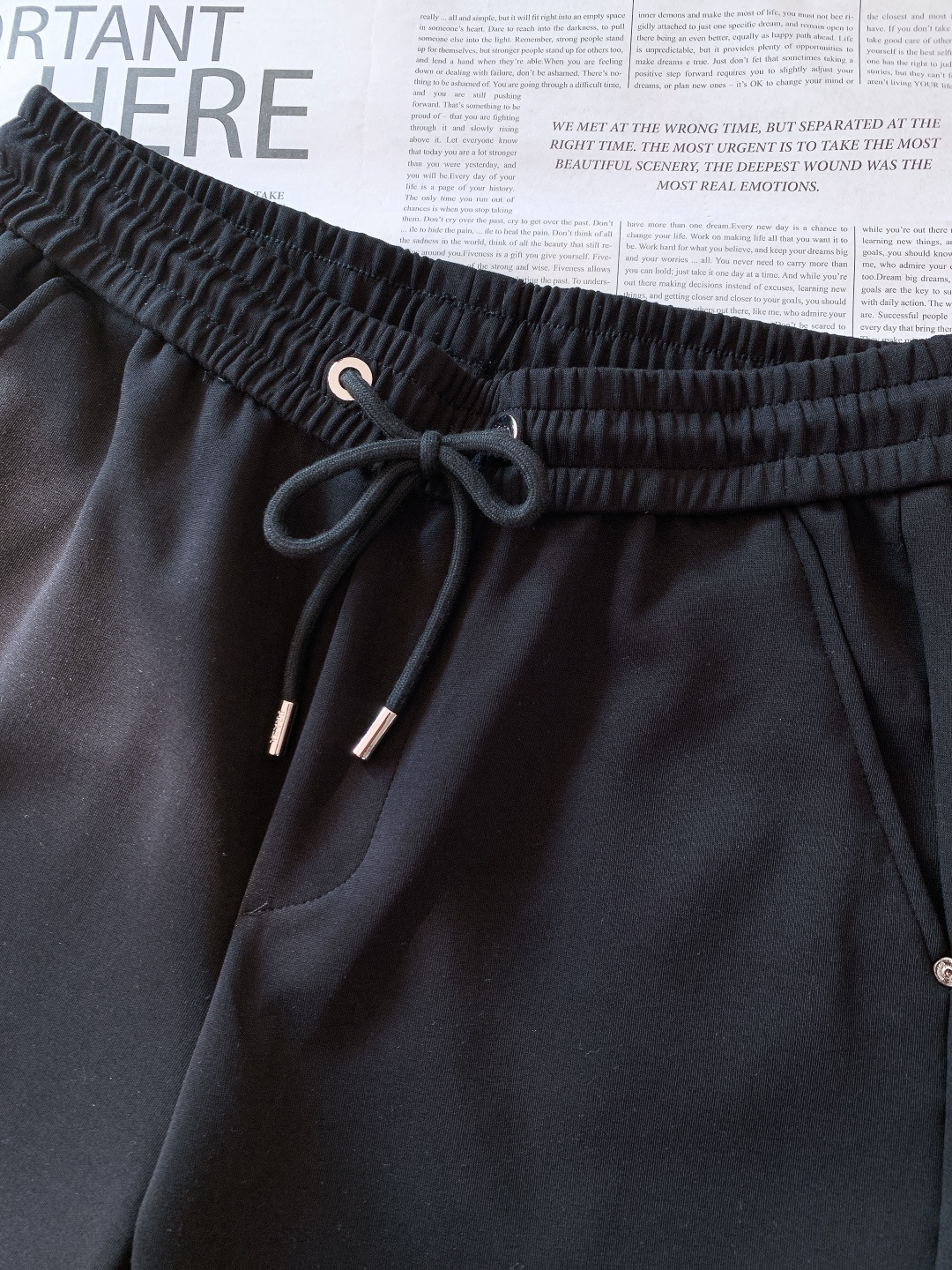 Prada 普拉达 2026SS早春新品 三角徽标抽绳休闲裤时尚系列，独特设计，抽绳休闲长裤 订纱开始订