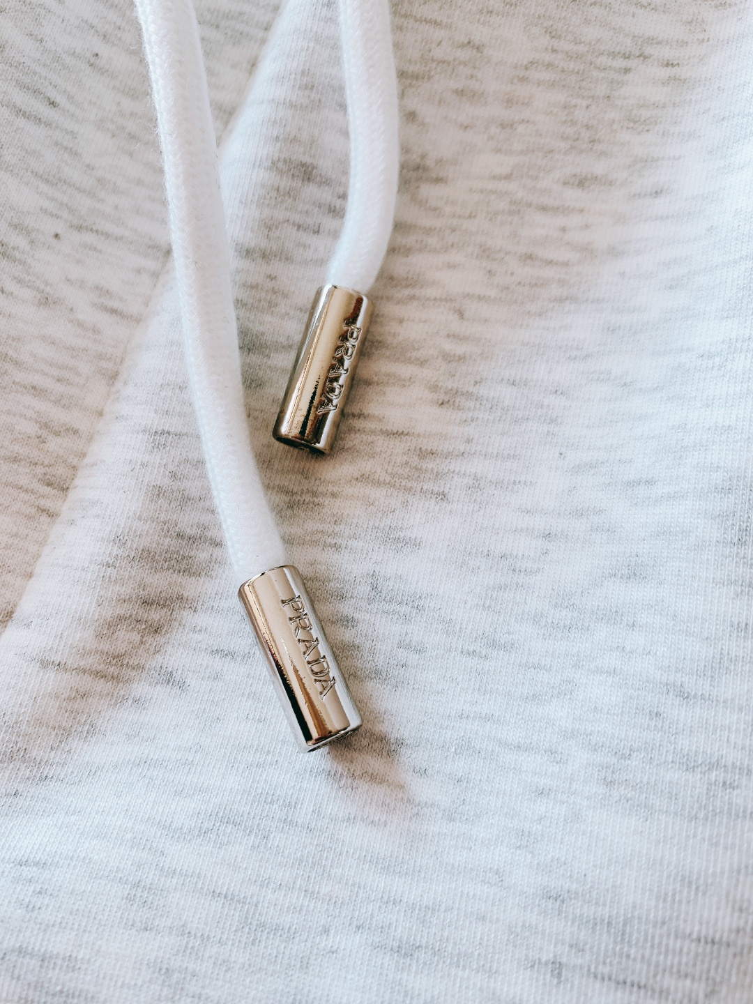 Prada 普拉达 2026SS早春新品 三角徽标抽绳休闲裤时尚系列，独特设计，抽绳休闲长裤 订纱开始订