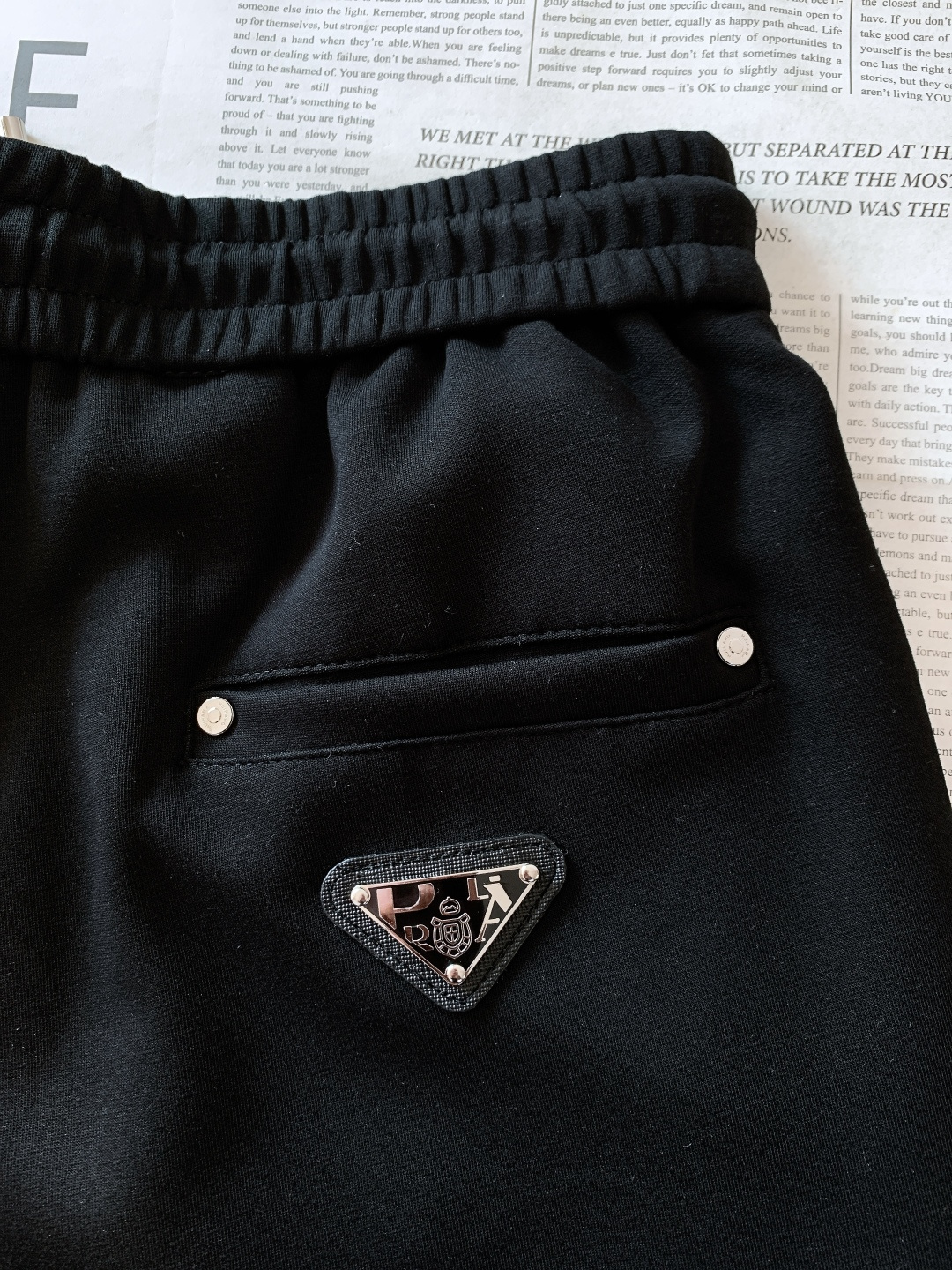 Prada 普拉达 2026SS早春新品 三角徽标抽绳休闲裤时尚系列，独特设计，抽绳休闲长裤 订纱开始订