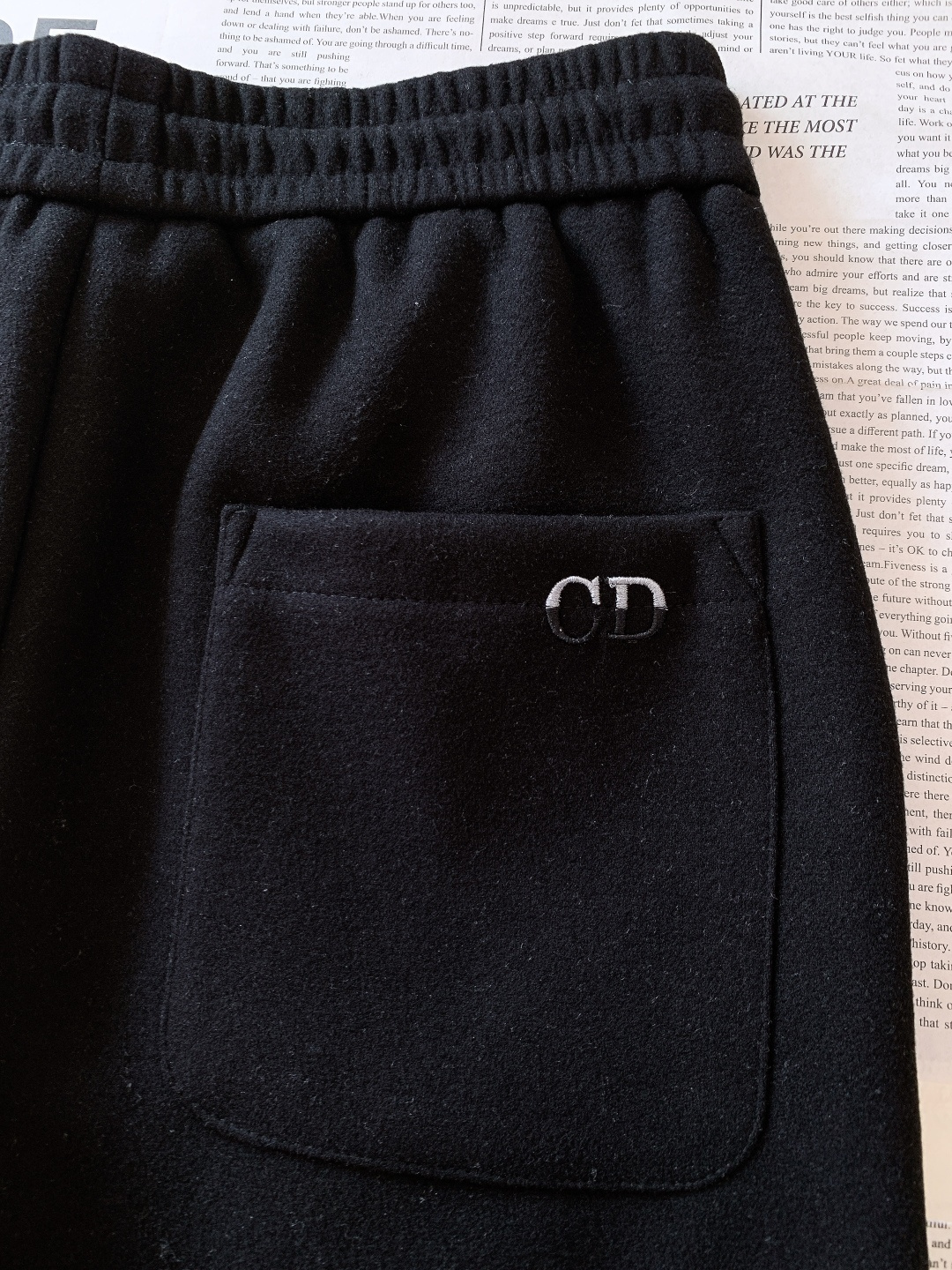 Dior Homme 迪奥·桀傲 2026SS早春新品 刺绣抽绳休闲裤时尚系列，独特设计，抽绳休闲长裤 