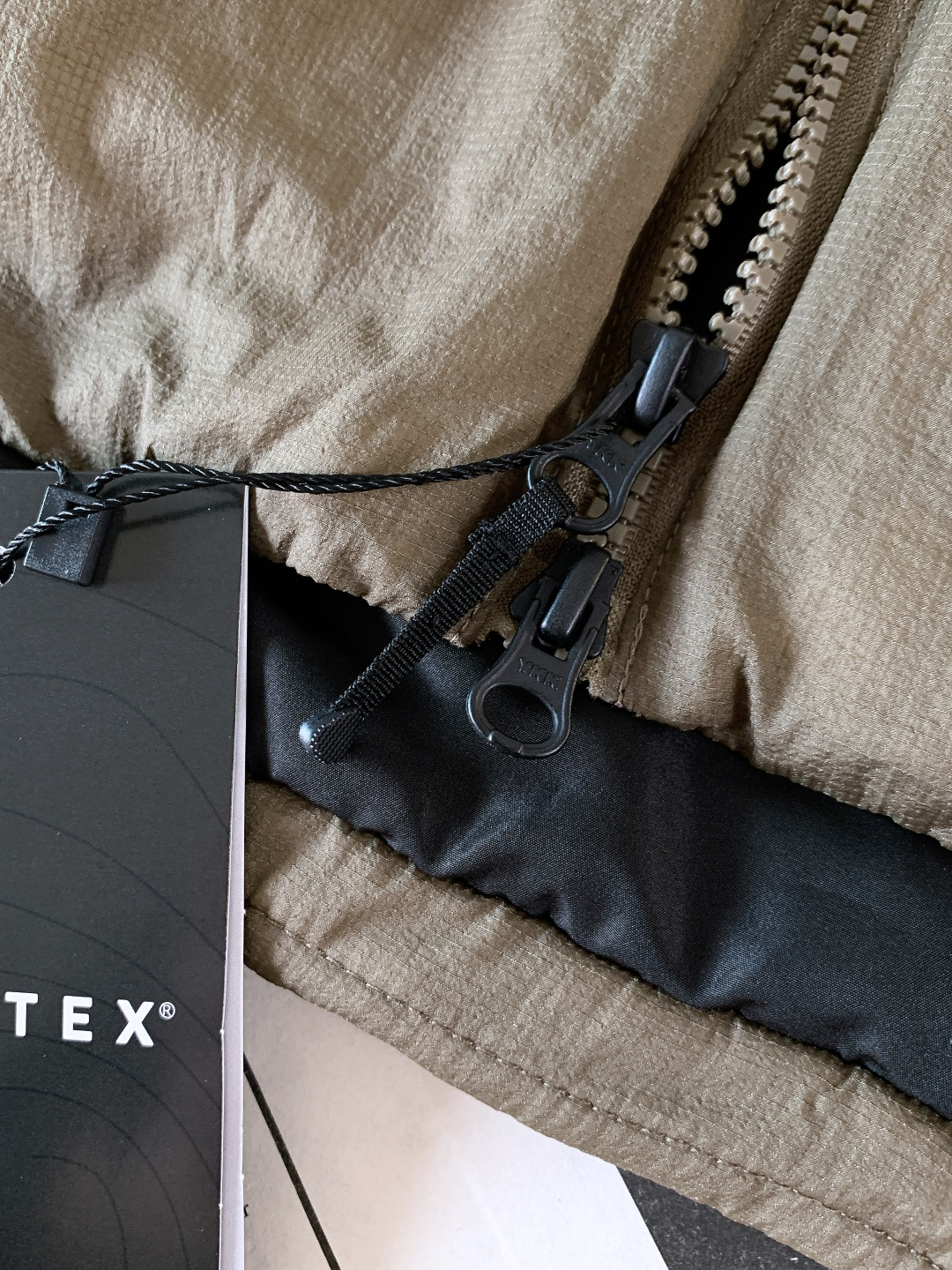 Glodwin GORE-TEX WINDSTOPPER Puffy Tac Jacket极简主义设计和