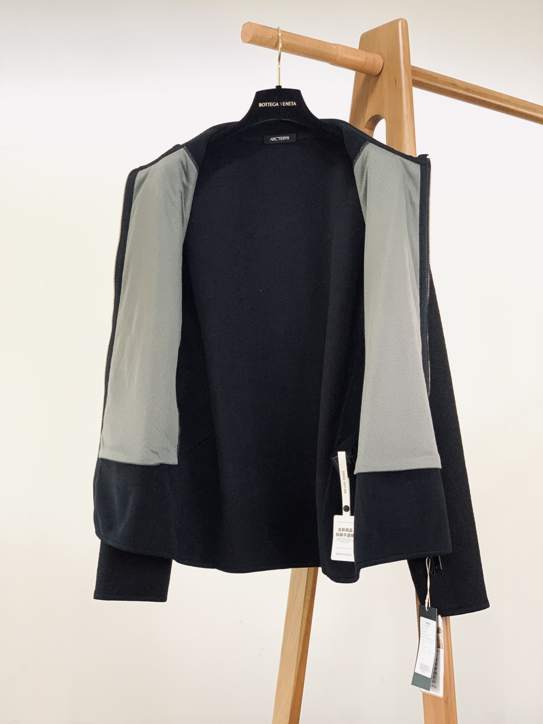 ARCTERYX 始祖鸟 新款立领拉链夹克冬季“轻暖黑科技”夹克：保暖不臃肿，质感藏在细节里，「科技面料