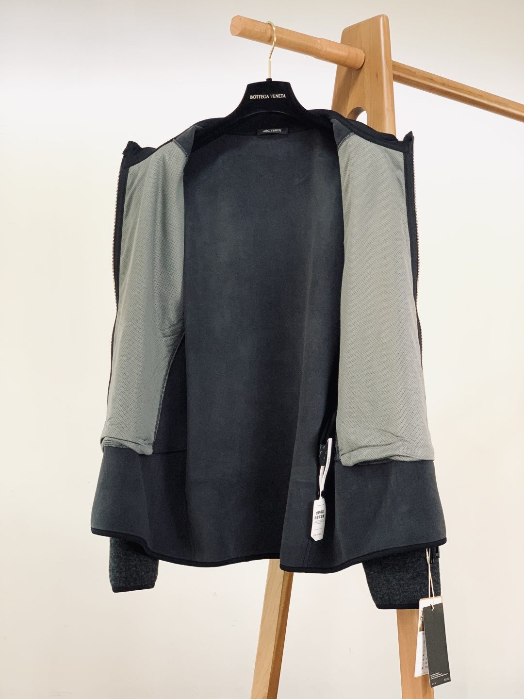 ARCTERYX 始祖鸟 新款立领拉链夹克冬季“轻暖黑科技”夹克：保暖不臃肿，质感藏在细节里，「科技面料