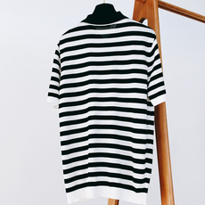 LoroPiana L.P SS早春新品条纹翻领Polo衫。意大利匠心织造的条纹Polo衫,以顶级面料与 LoroPiana L.P SS早春新品条纹翻领Polo衫。意大利匠心织造的条纹Polo衫,以顶级面料与
