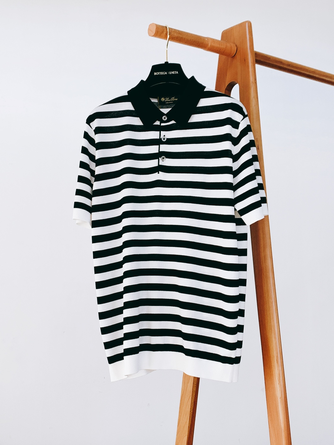 LoroPiana L.P SS早春新品条纹翻领Polo衫。意大利匠心织造的条纹Polo衫，以顶级面料与
