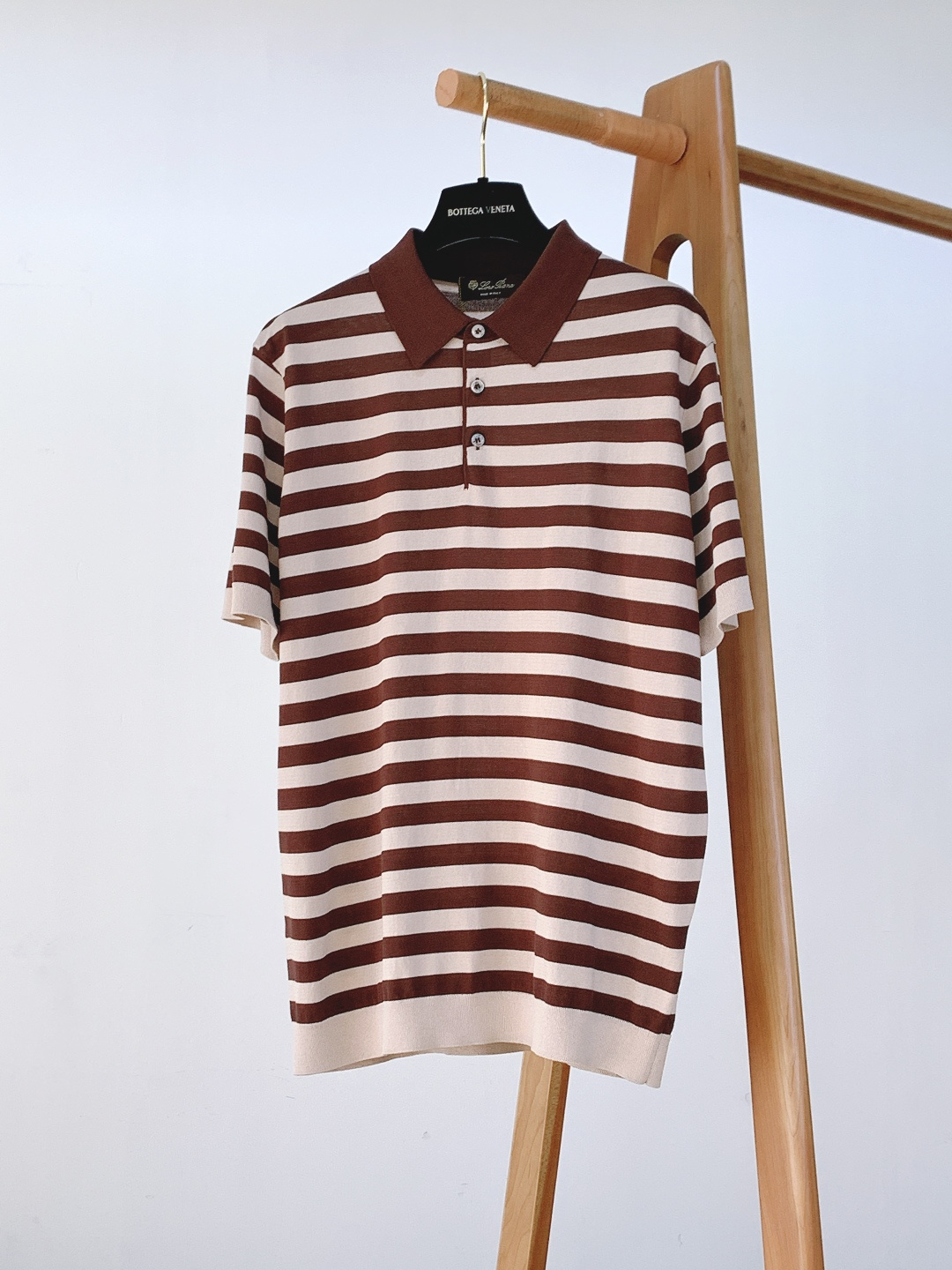 LoroPiana L.P SS早春新品条纹翻领Polo衫。意大利匠心织造的条纹Polo衫，以顶级面料与